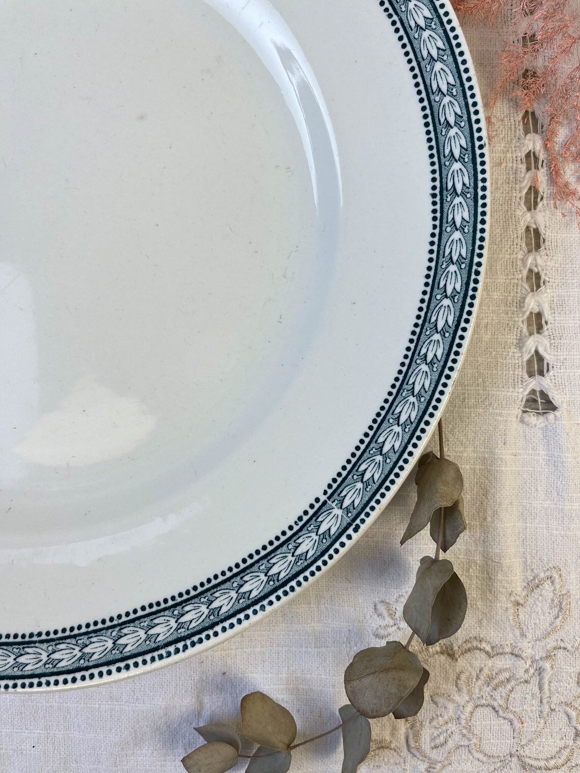 Round dish Terre de fer St Amand & Hamage laurel model made in France