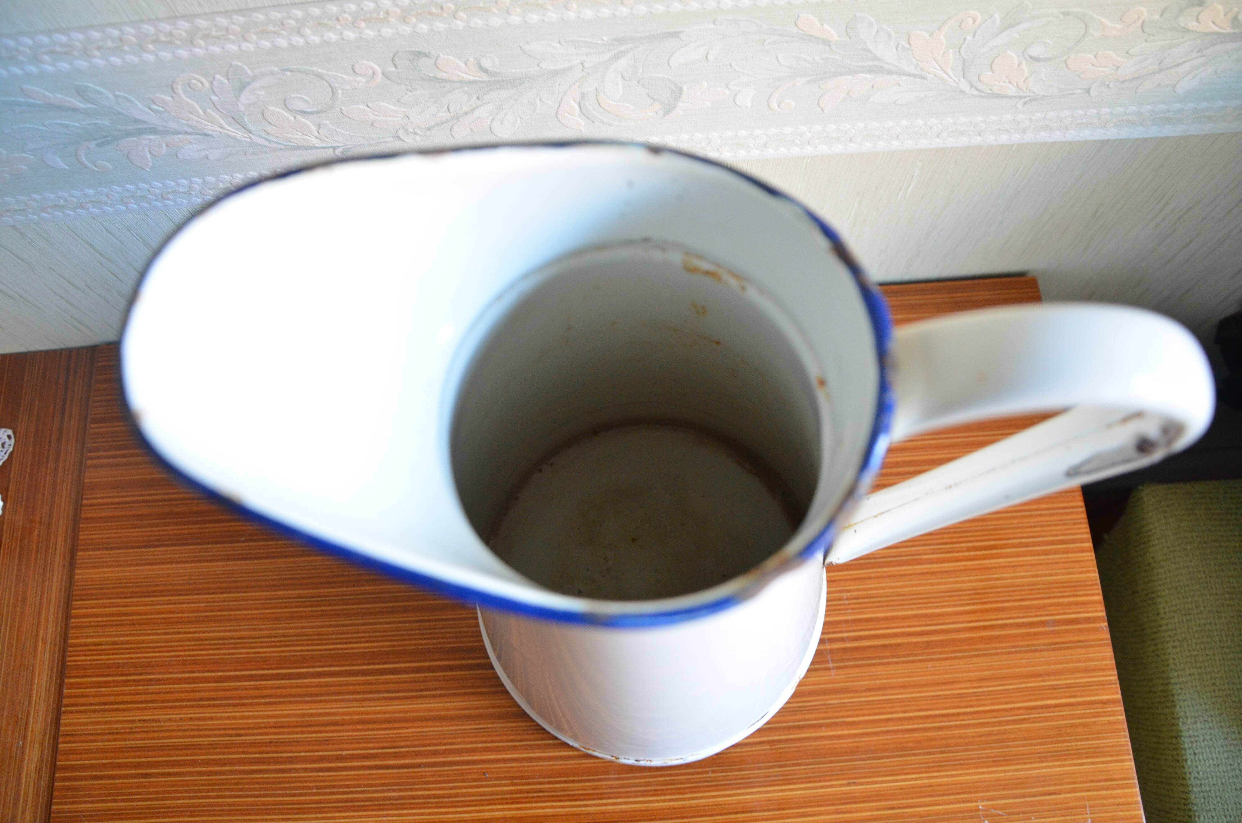 White enamelled broc with red liseret