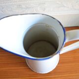 White enamelled broc with red liseret
