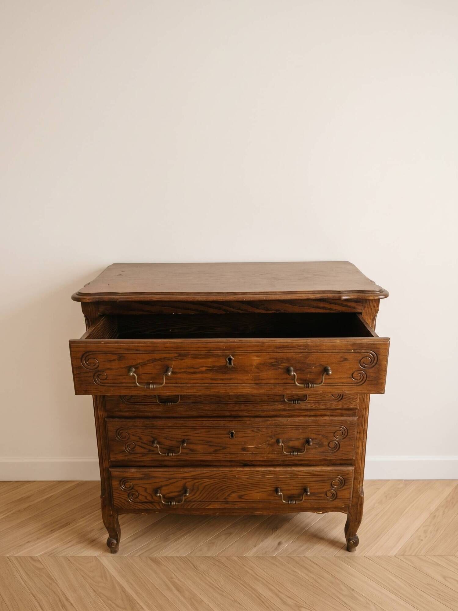 Louis XV chest of drawers in wood with 4 drawers