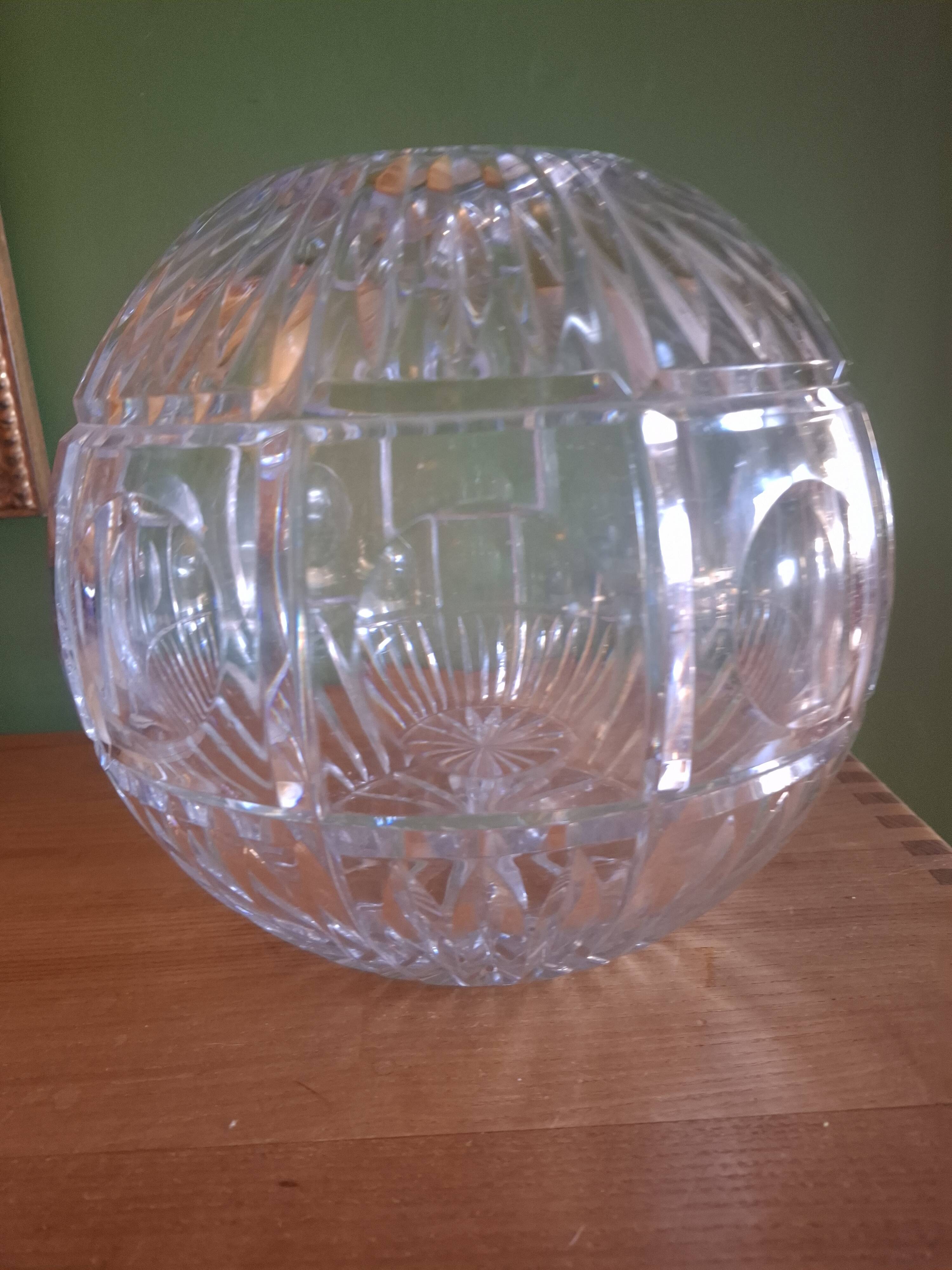 Vase boule en cristal taillé (