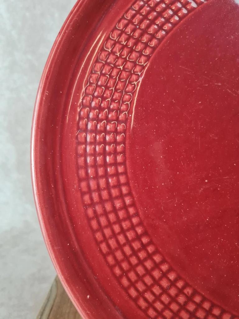 Large antique red cake plate – checkered pattern – attributed to Saint-Clément 🍒