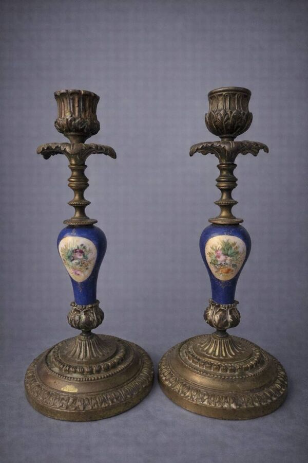 Paire de bougeoirs anciens en laiton, bronze et porcelaine de Sevres – Décor floral –