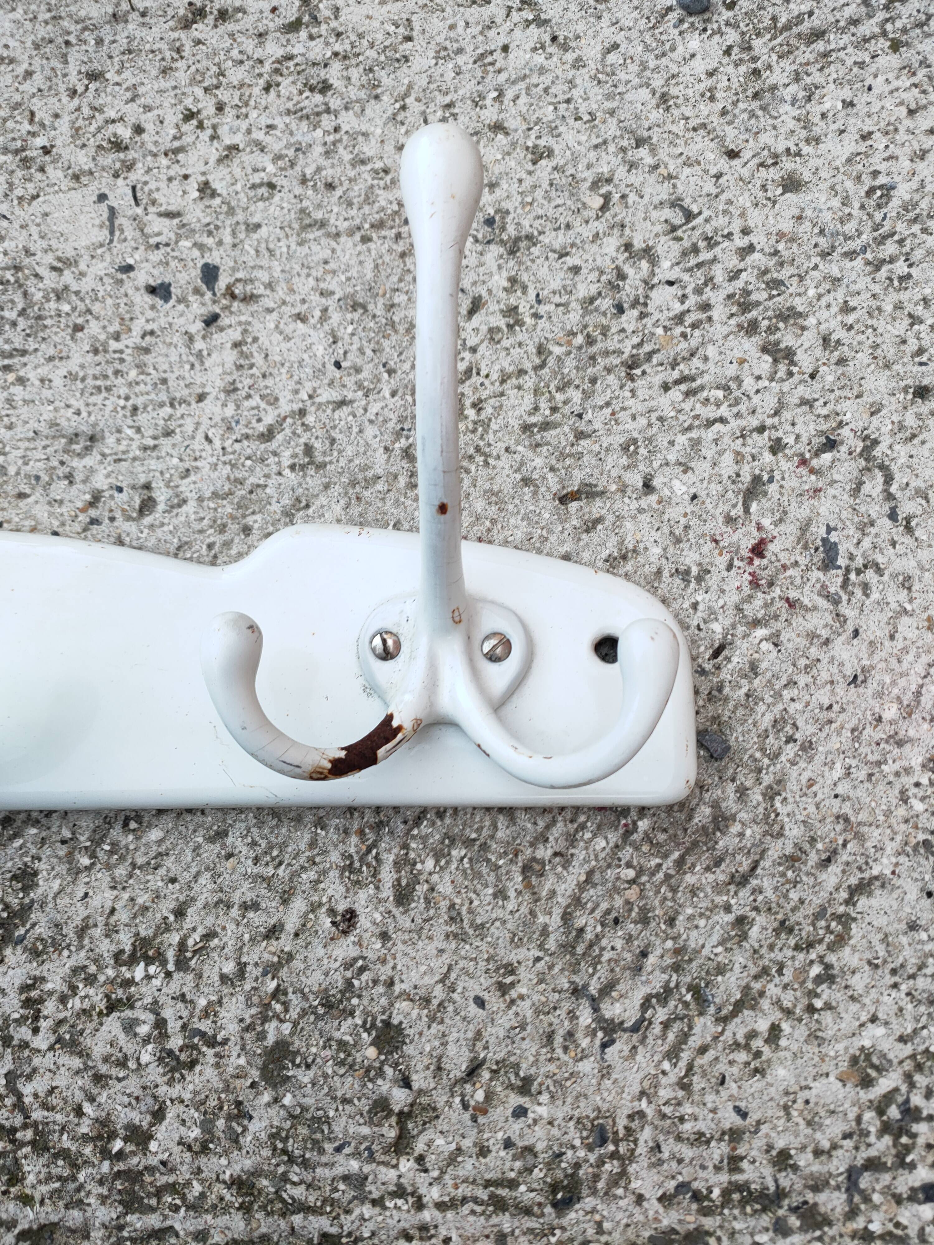 Portemanteau ancien en fonte émaillée