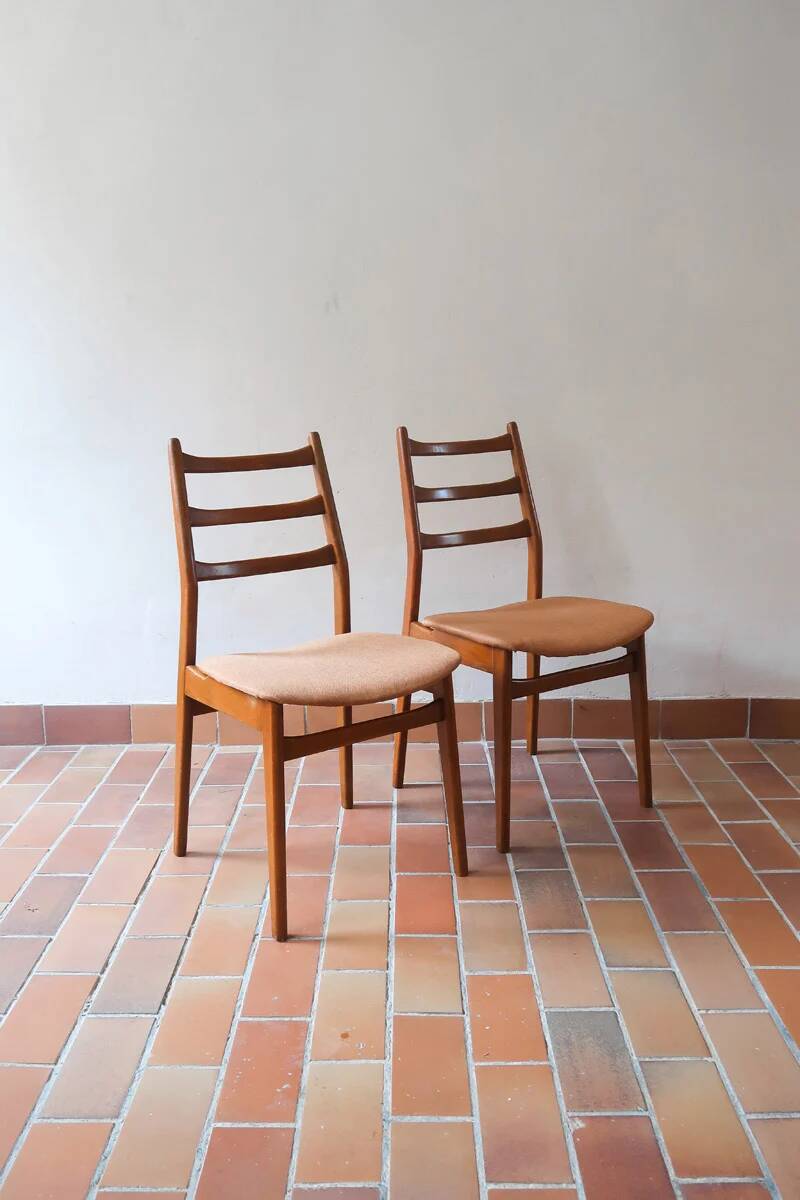 2 vintage Scandinavian wooden chairs from the 1960s.