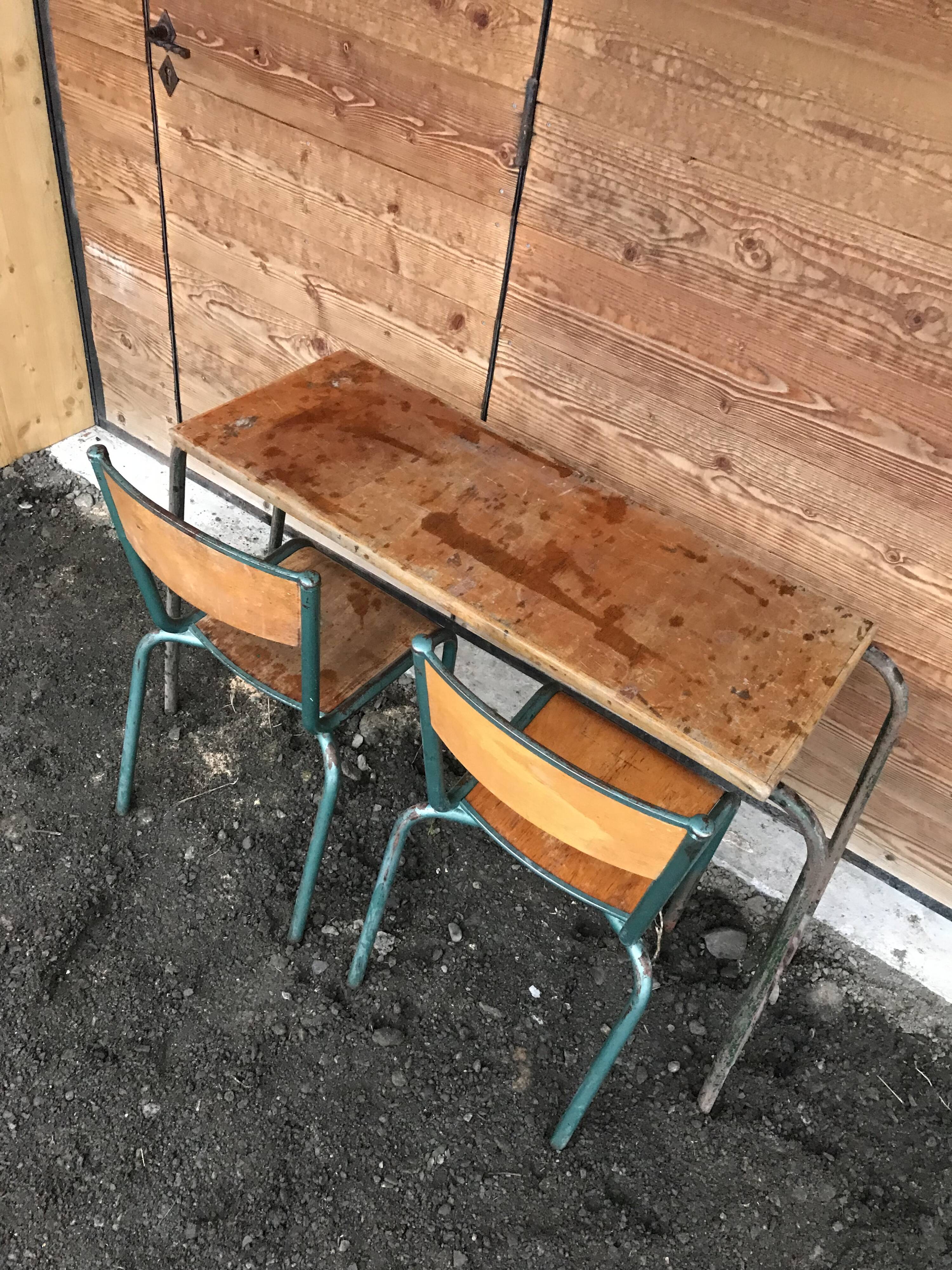 School desk with its 2 chairs