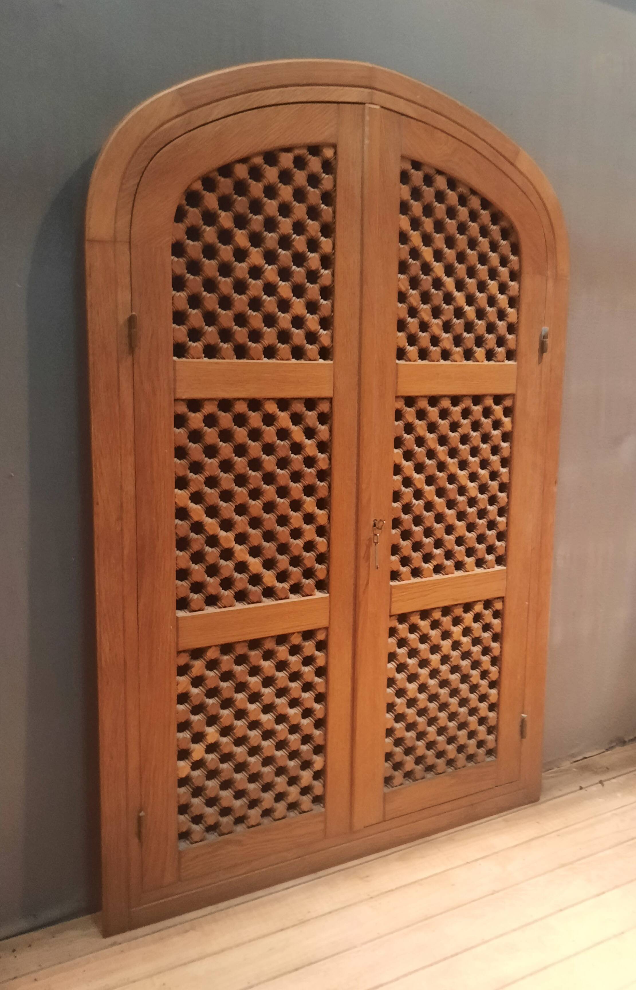 Double oriental door and its frame