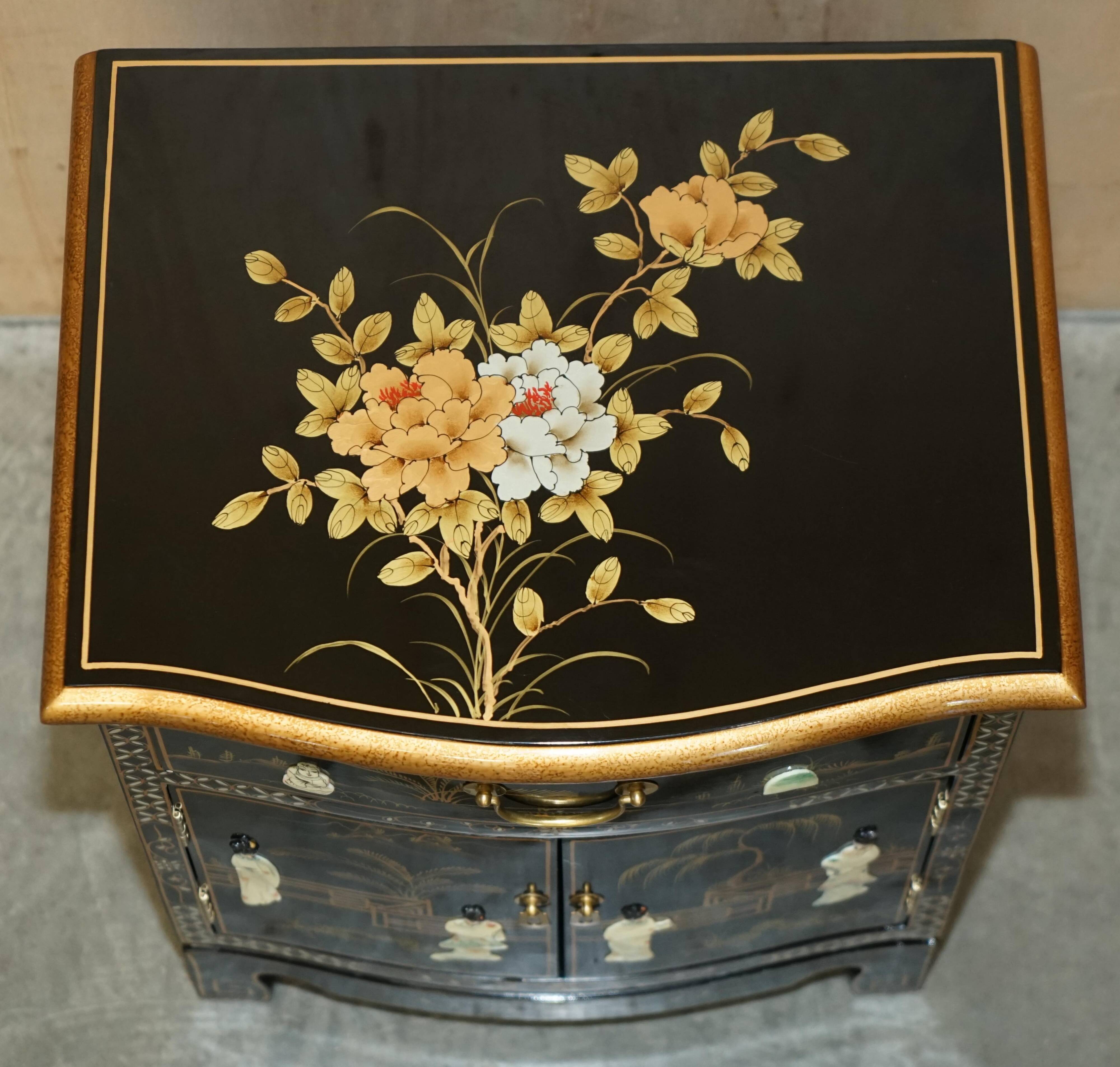 Decorative Chinese buffet in Chinoiserie style in lacquer and steatite.