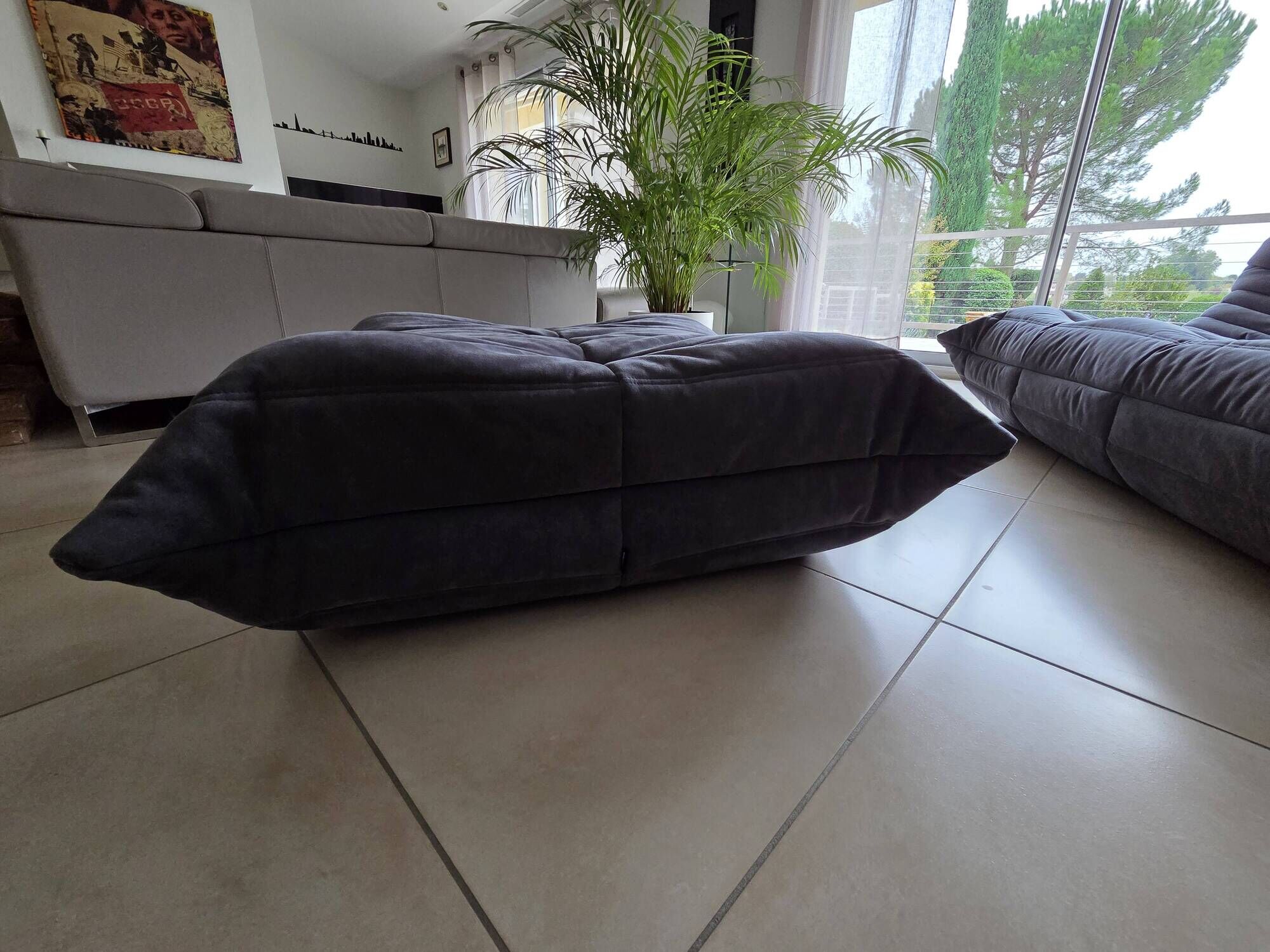 Togo canapé 3 places ligne roset avec un pouf