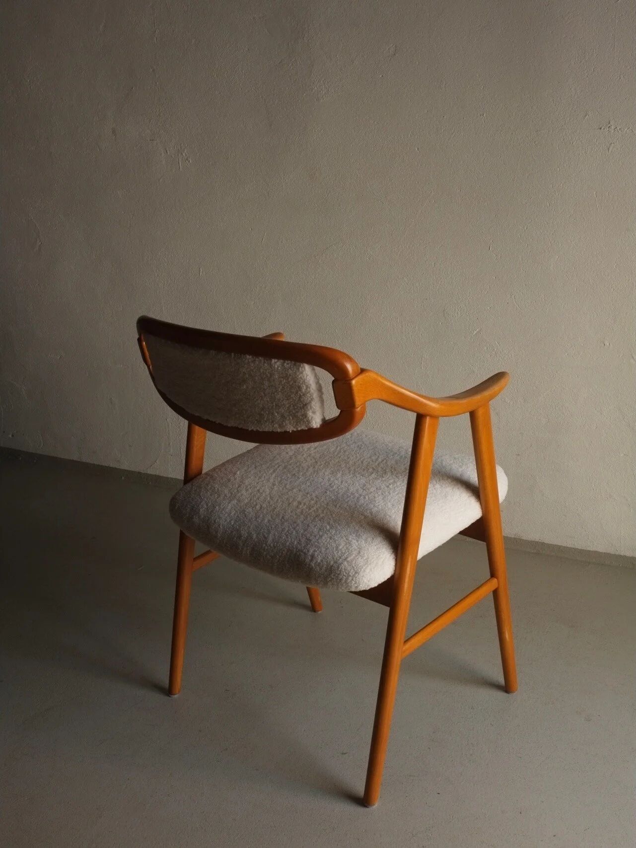 Fauteuil scandinave en fausse fourrure de mouton retournée | Années 1960