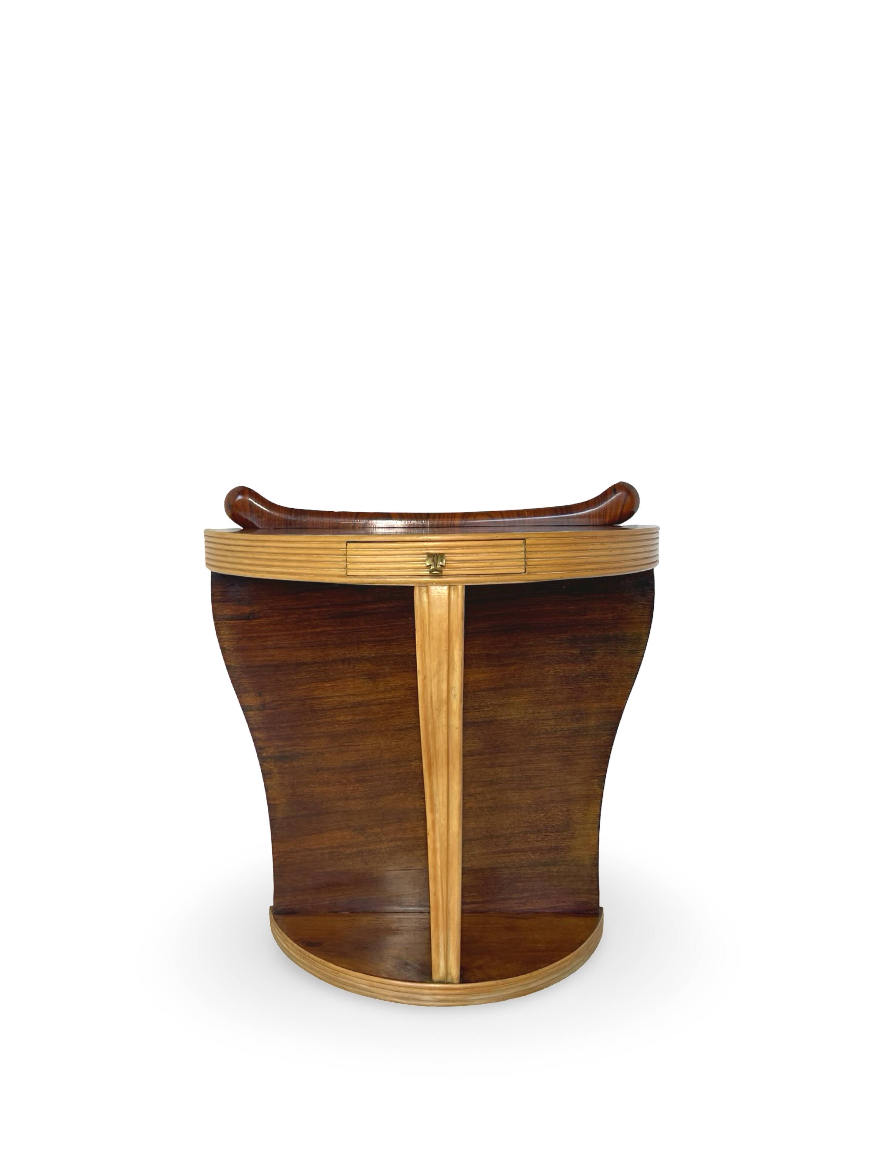 Console Art Déco moderne du milieu du siècle, dans le style de Paolo Buffa.