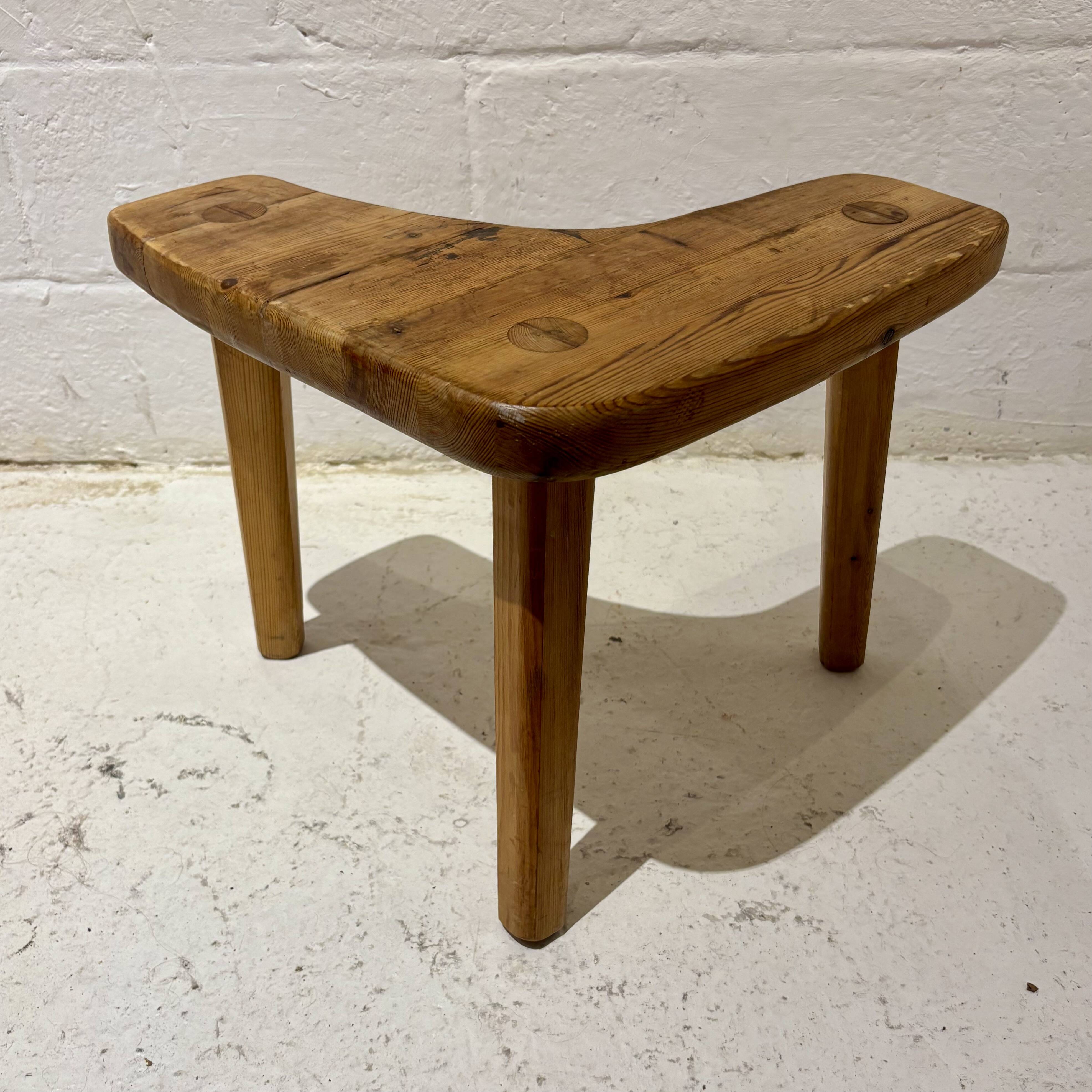 "Free Form" stool in pine – Stig Sandqvist (attr.), Sweden