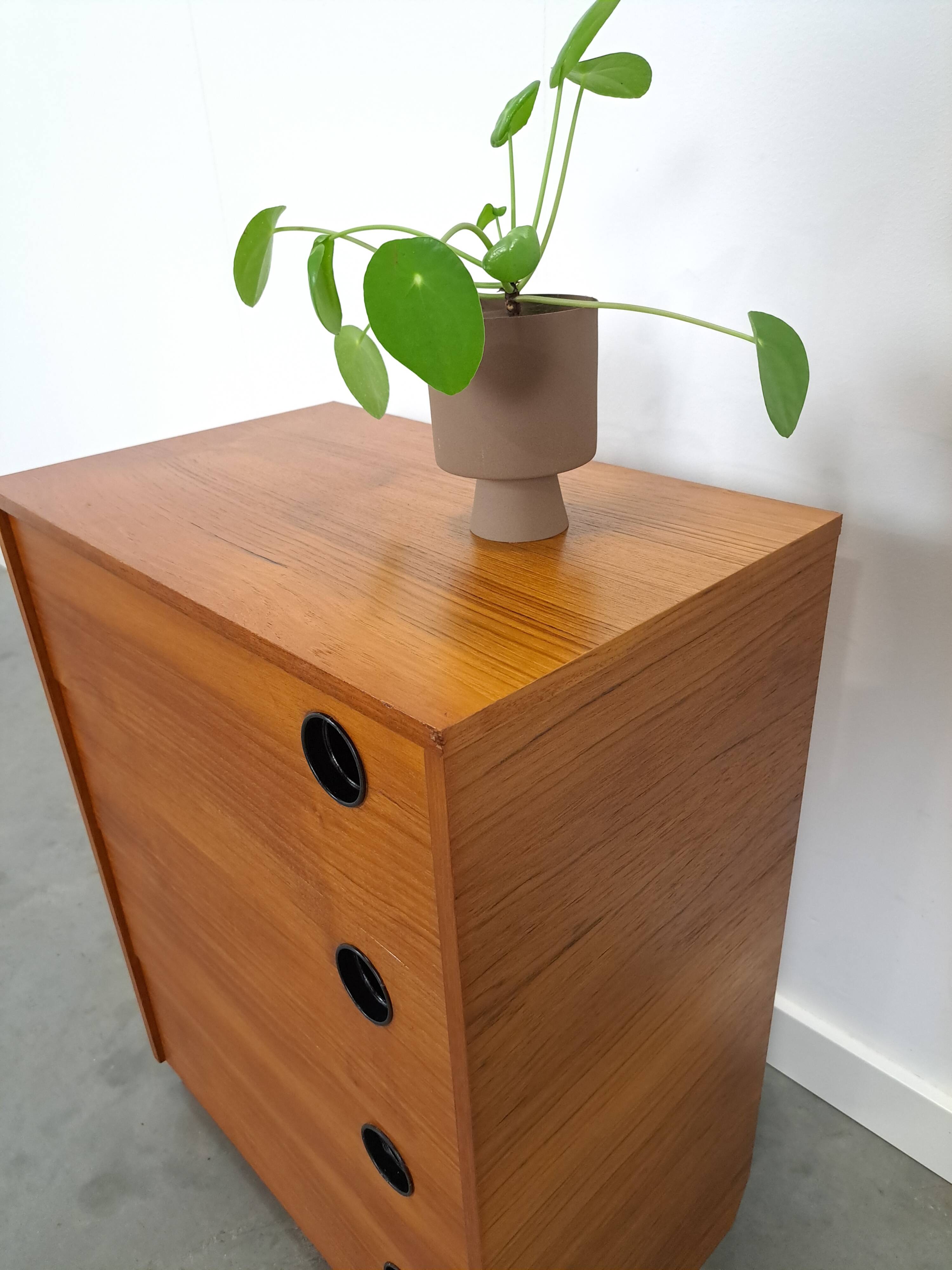 Schoenenkast met zwarte ronde grepen, nr. 1