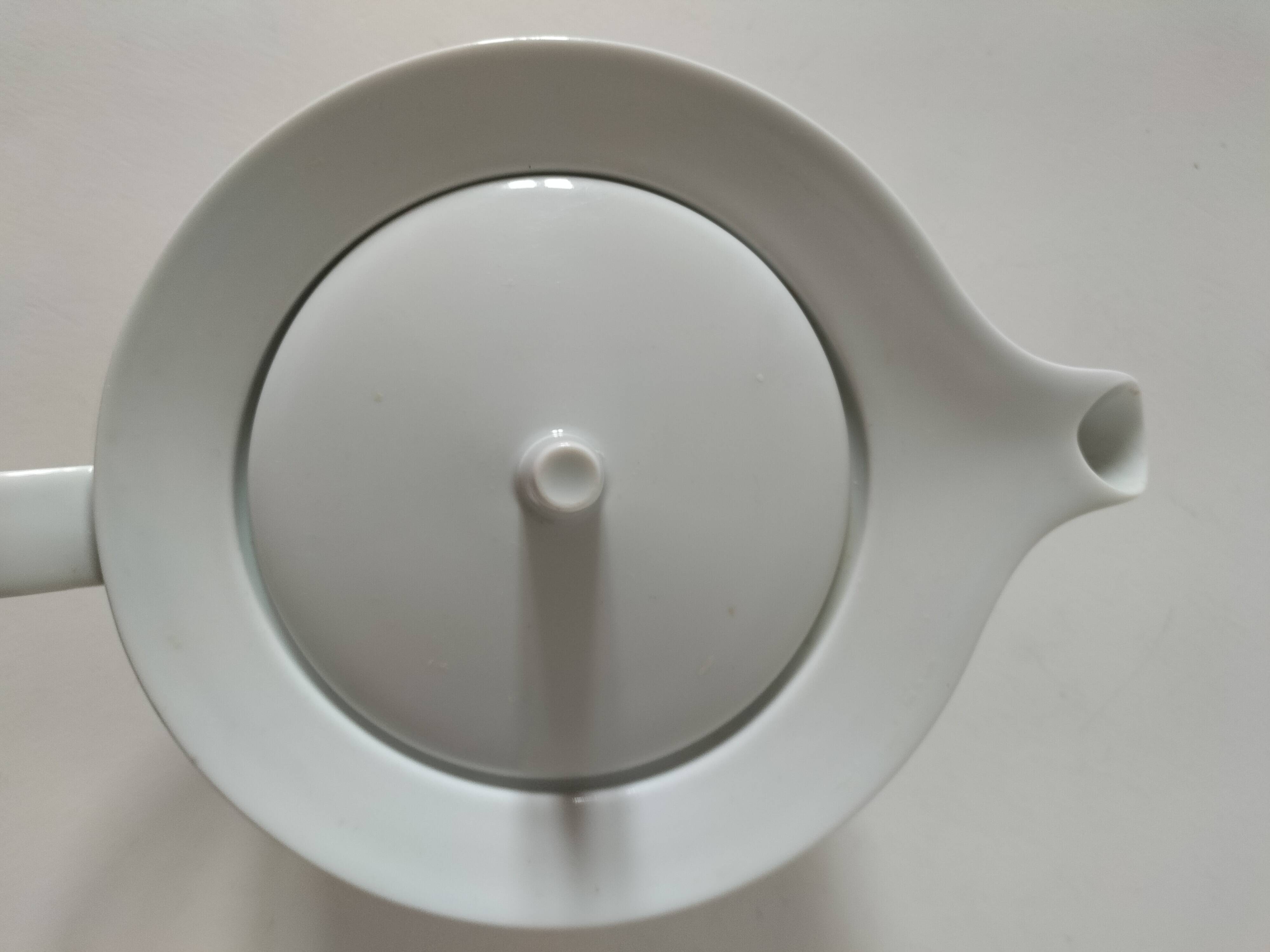 Graphic teapot in white porcelain with a minimalist design.