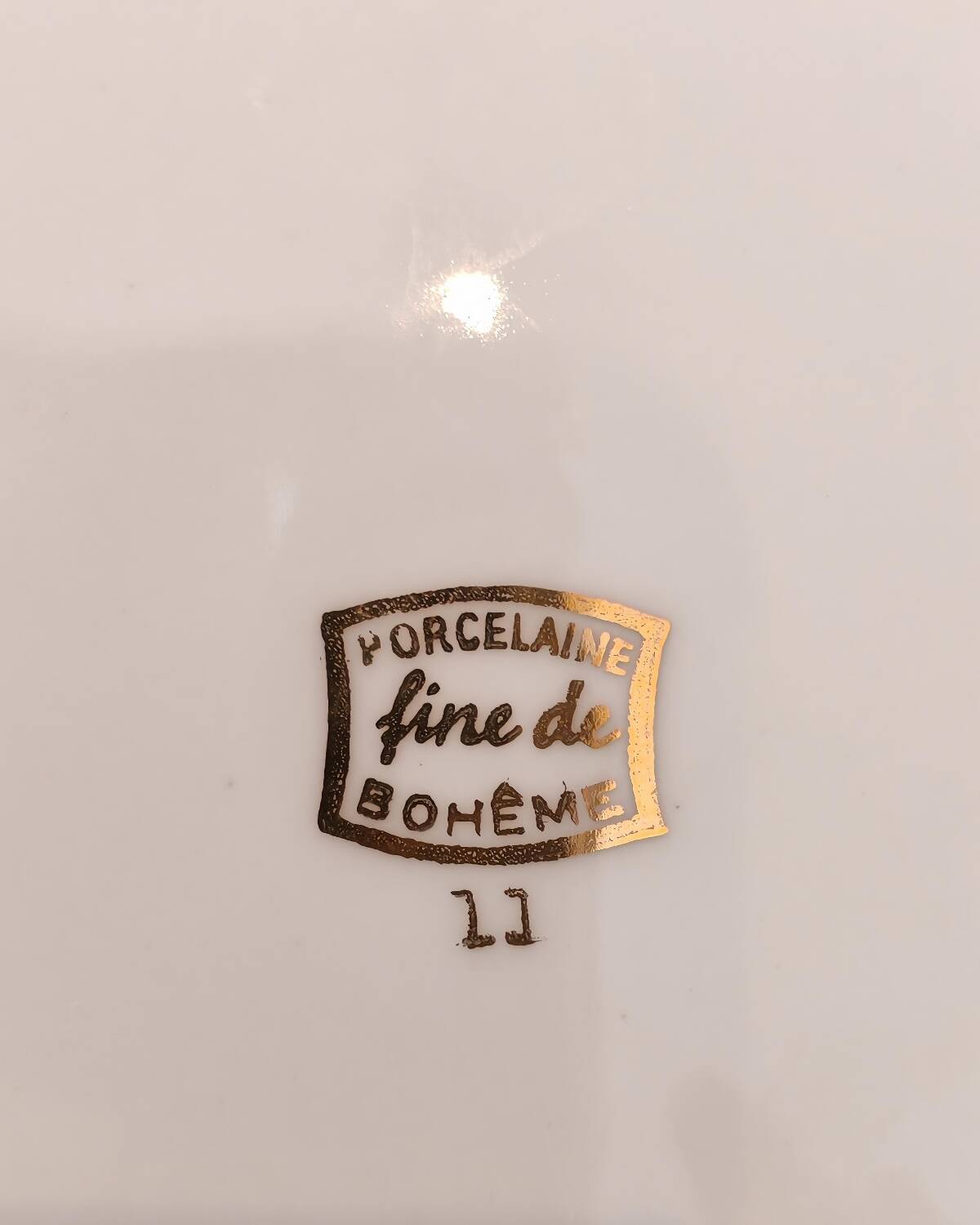 Flat dish and deep dish in porcelain