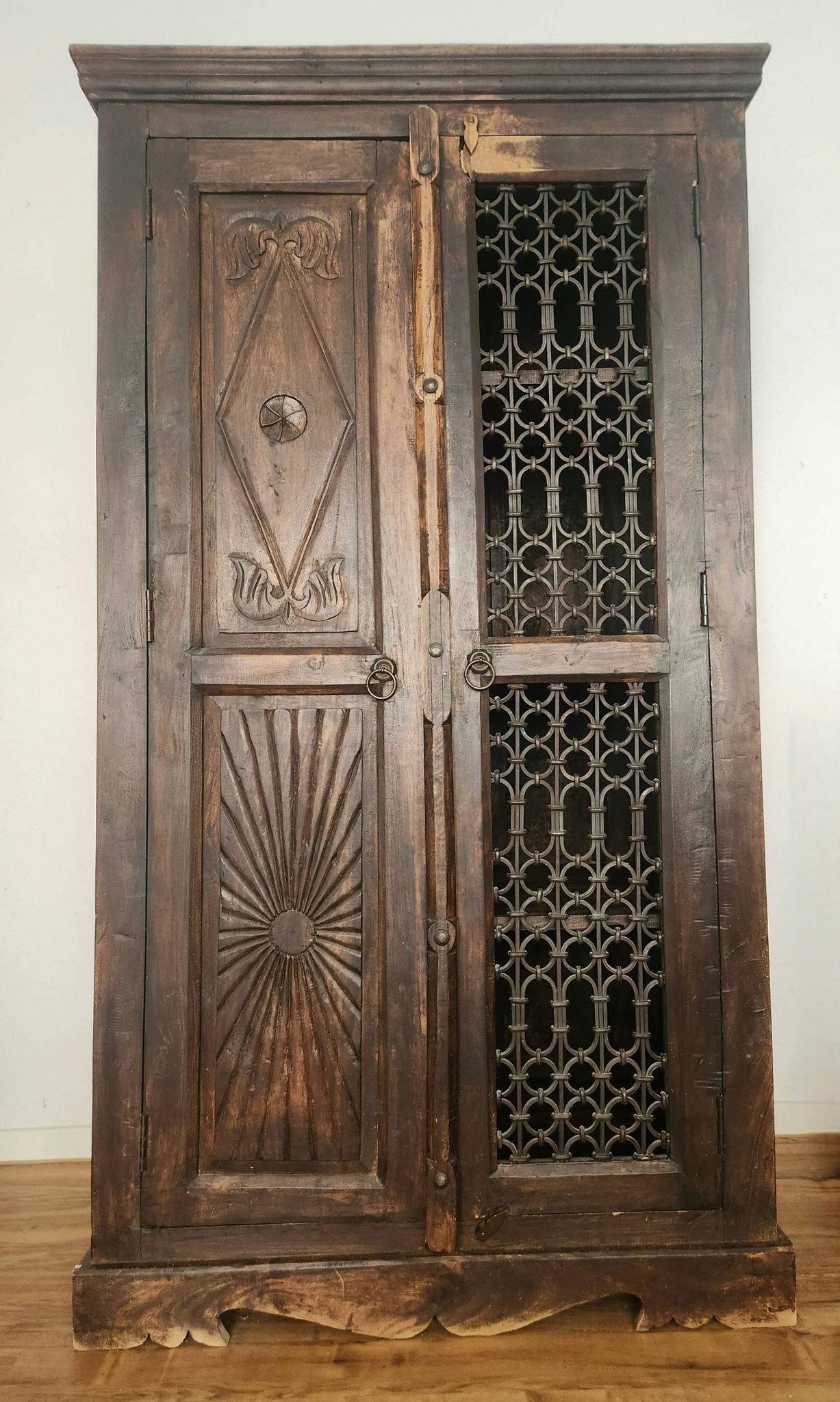 Massiv antik kolonial Schrank geschnitzt Holz Türen Gusseisen Gitter, Bali