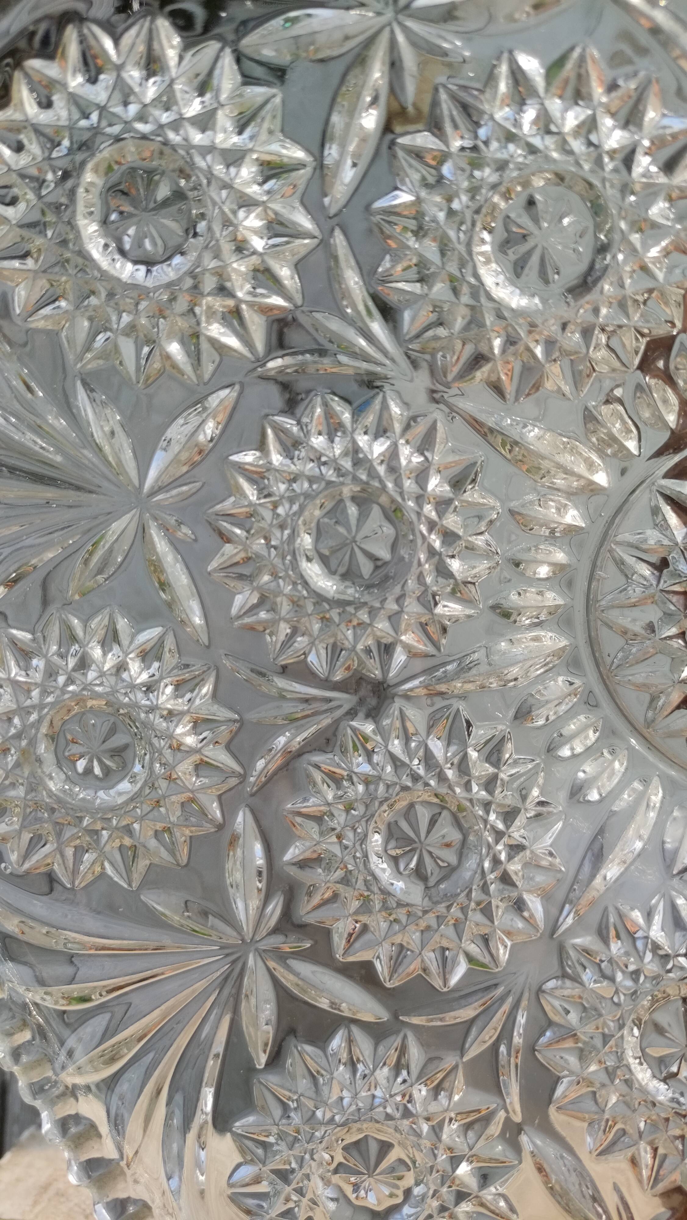 Presentation dish in cut crystal