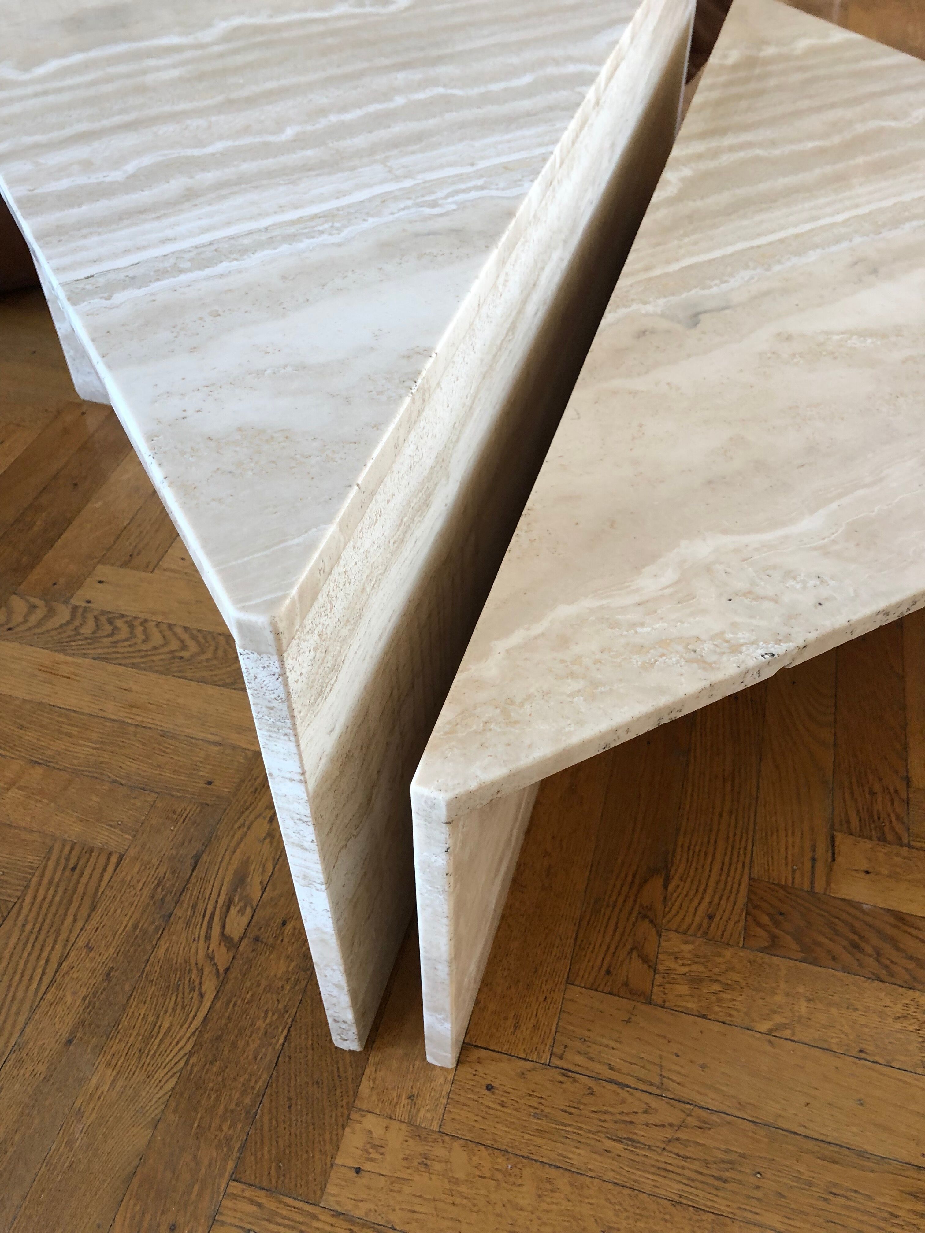 Table basse triangle travertin up & up vintage 1970 Italie