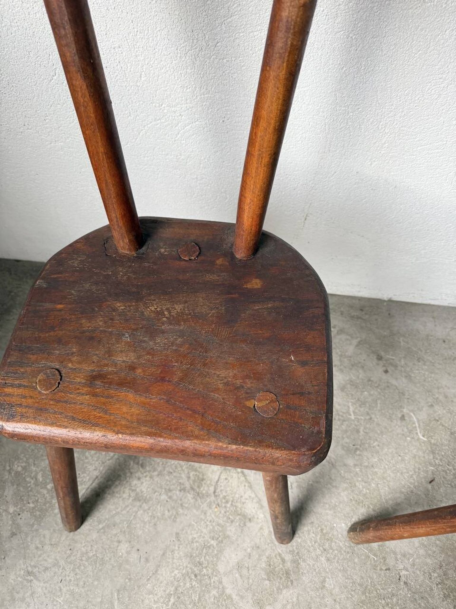 Paire de chaises tripodes savoyardes art populaire chêne