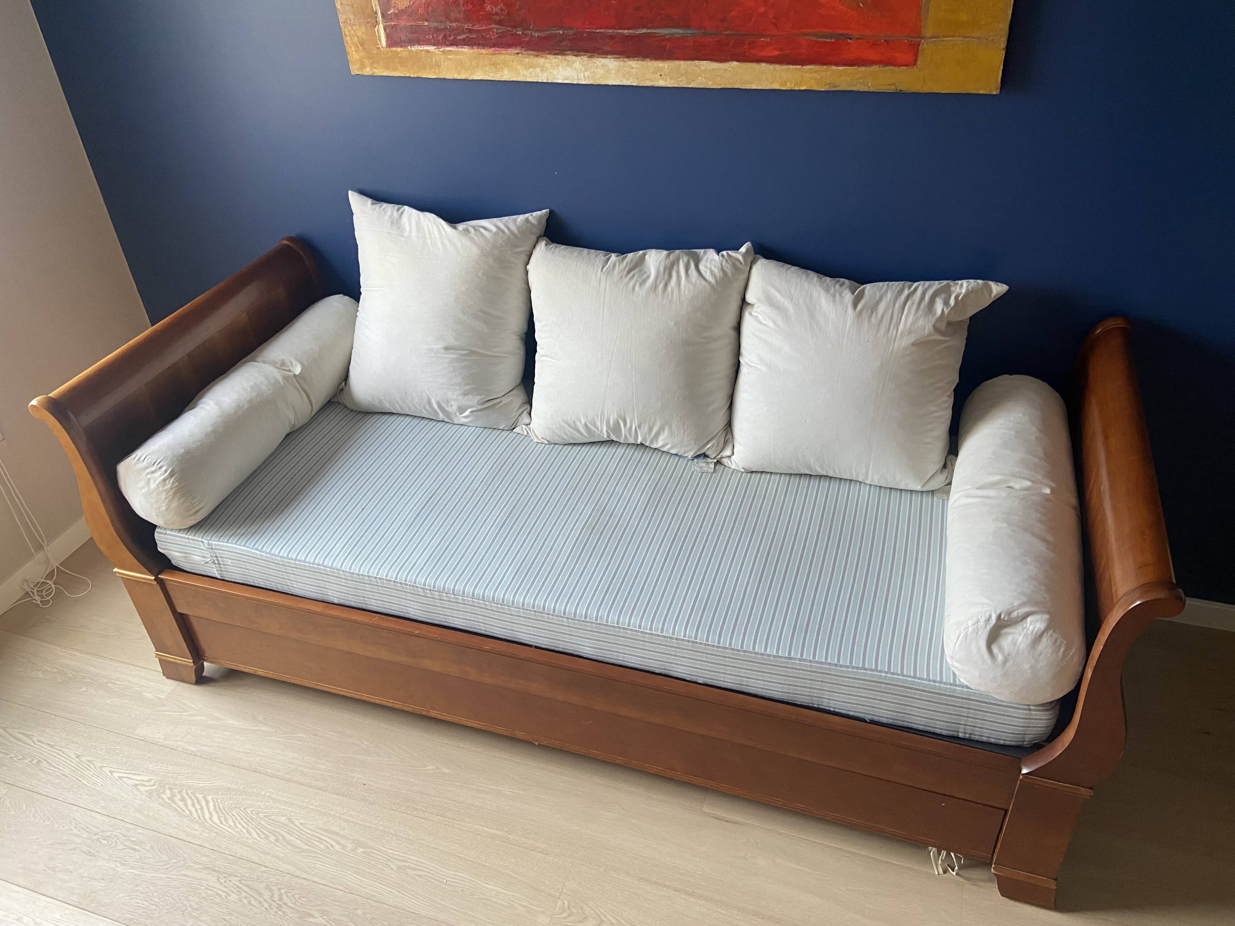 CONVERTIBLE BOAT BED IN PAINTED CHERRY WOOD