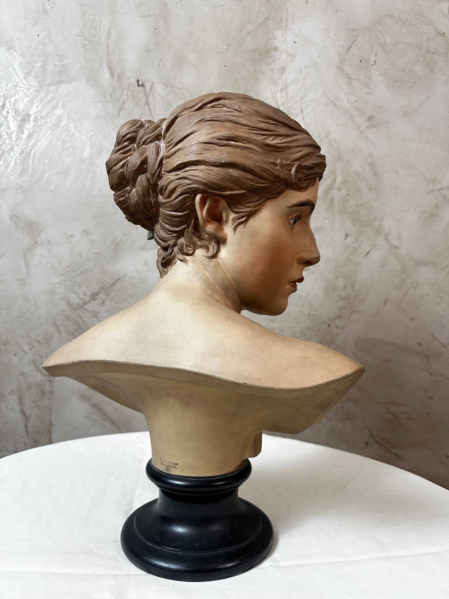 Buste de femme en platre
