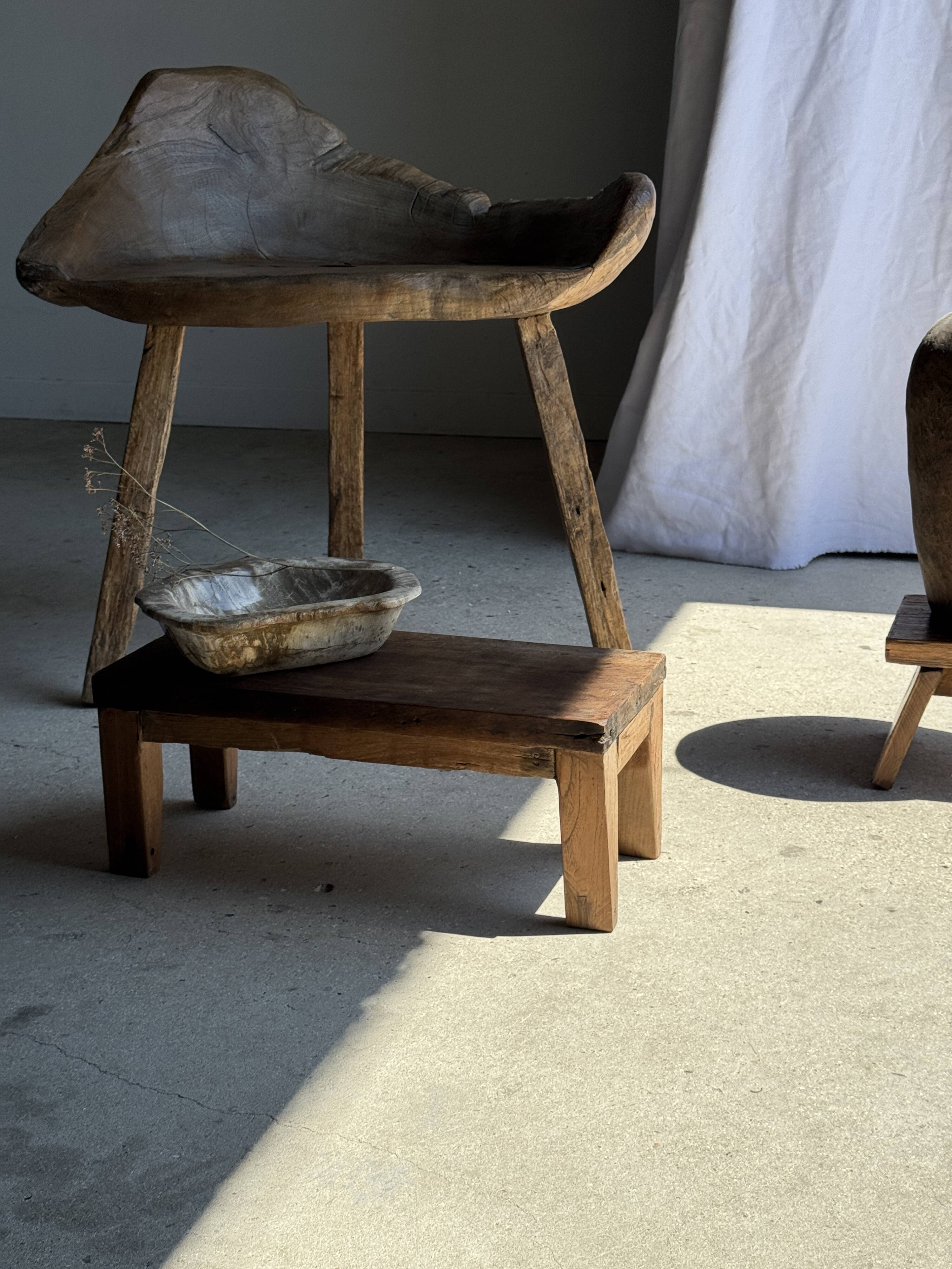 Petit banc en teck ancien rectangulaire quadripode d'Indonésie H20 L45