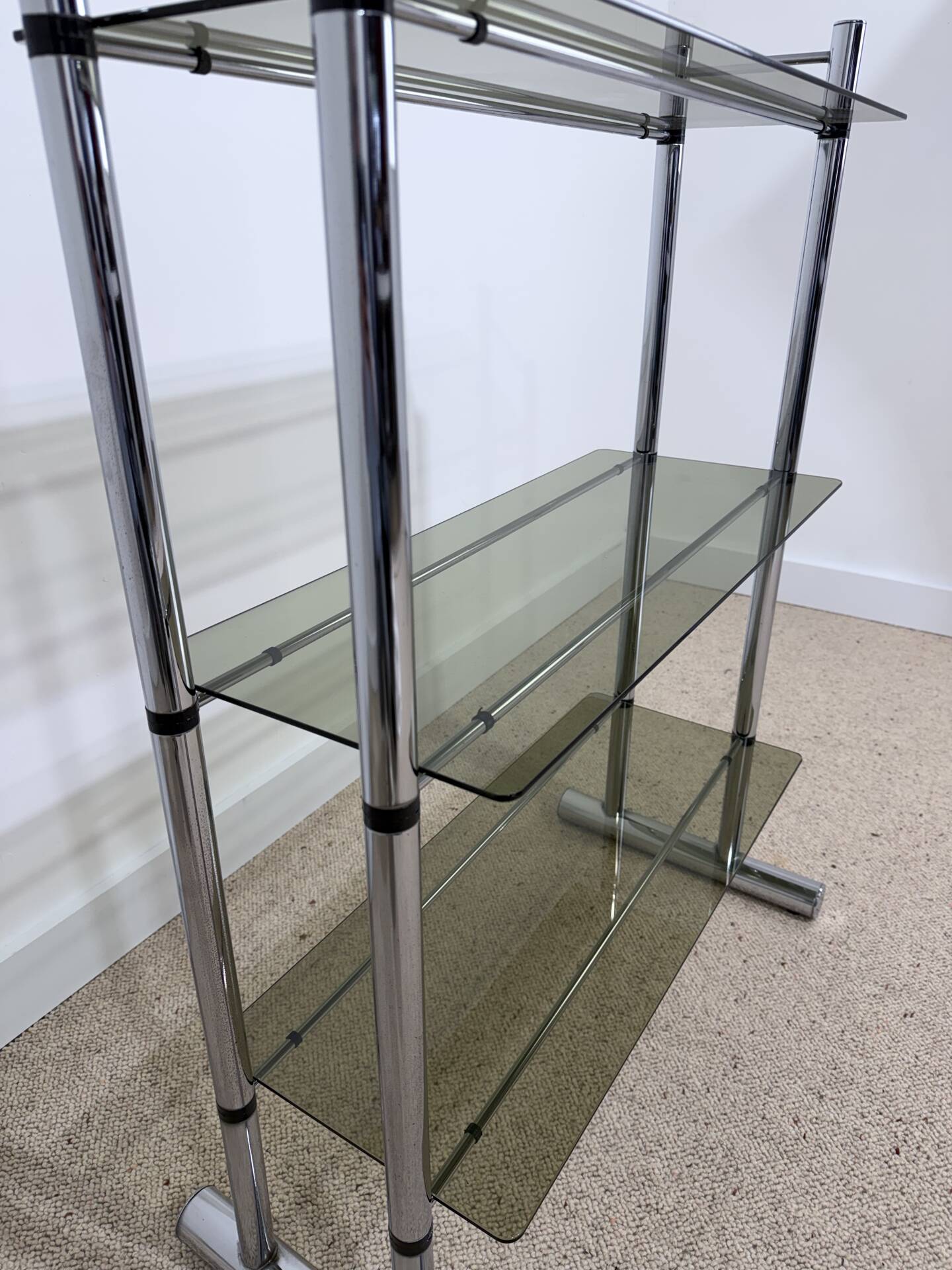 Étagère vintage années 70 en verre fumé et métal chromé 
