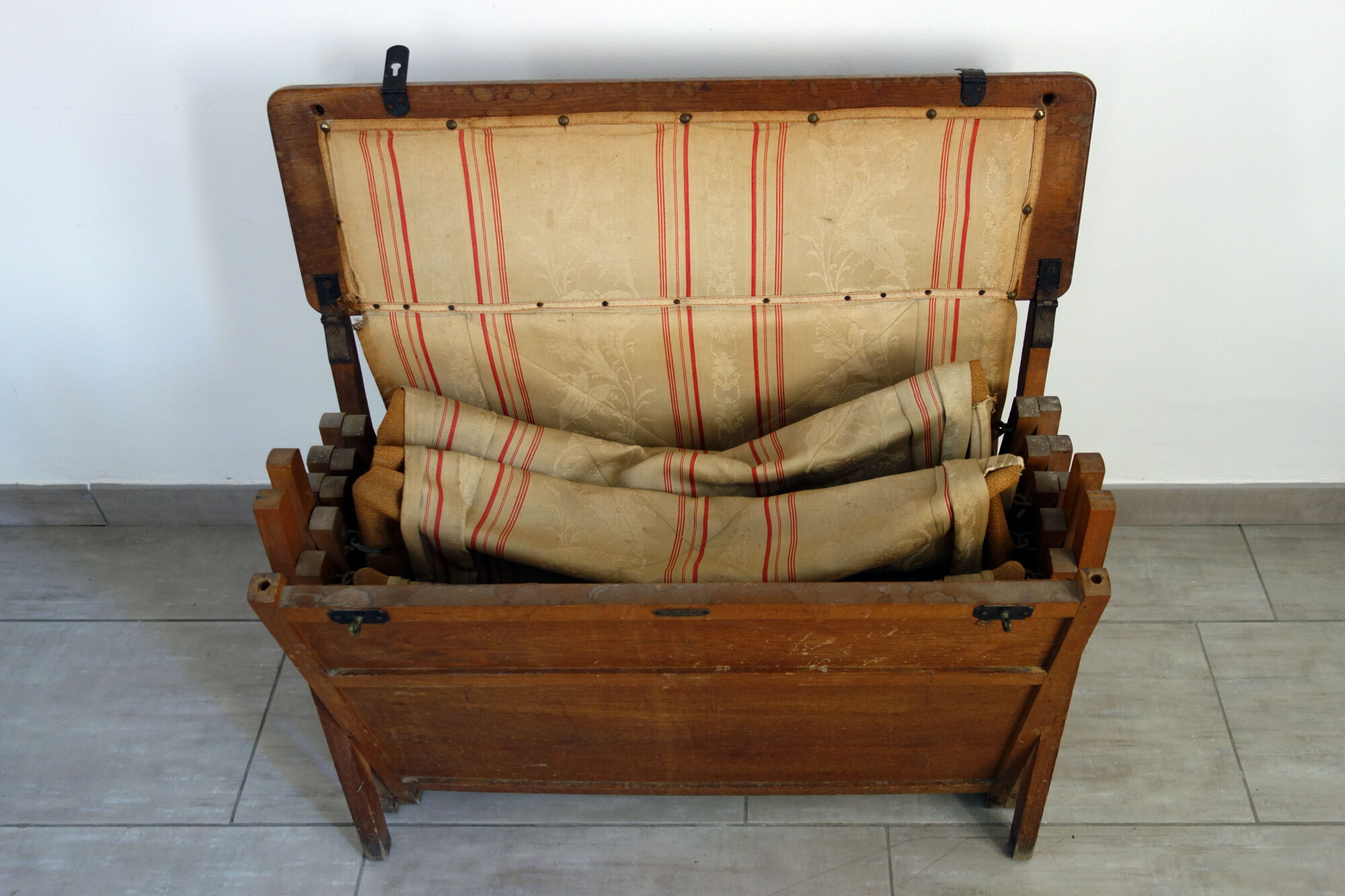 Ancient bed folding Le Printemps