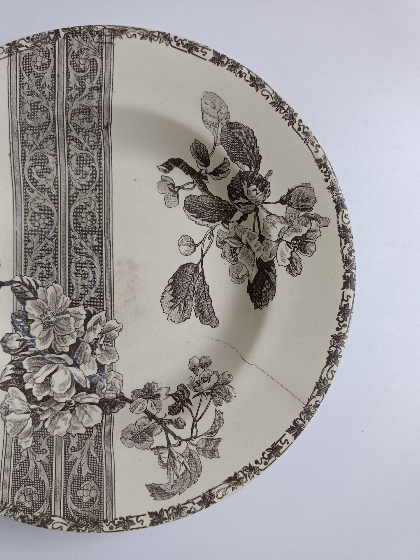 Hollow decorative plate Choisy-le-Roi black flowers and border