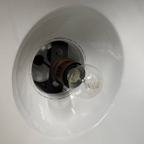 Lampe à suspension industrielle française en émail noir de taille moyenne