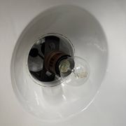 Lampe à suspension industrielle française en émail noir de taille moyenne