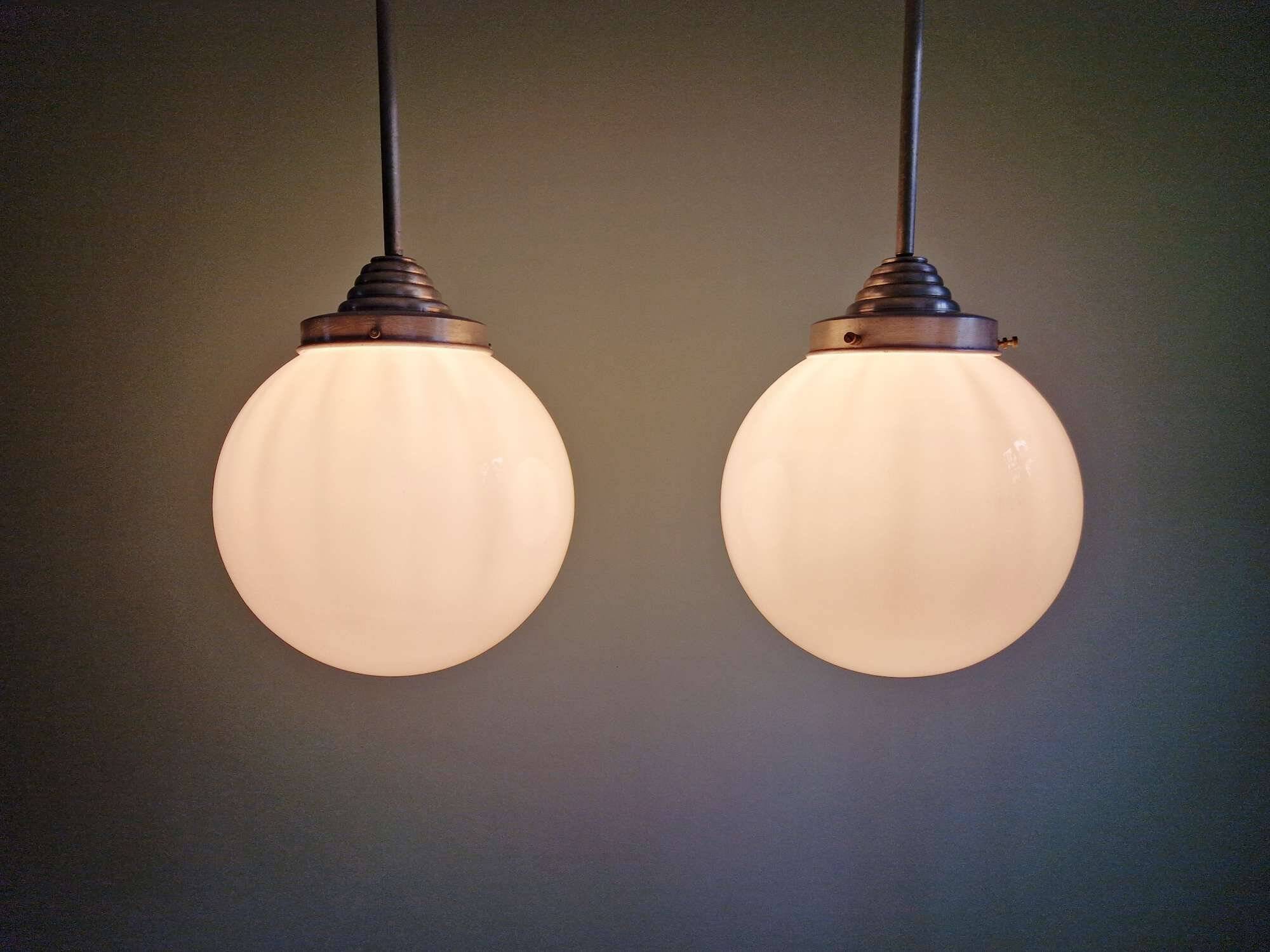 Paire de suspensions Art déco en opaline blanche, 1920-30