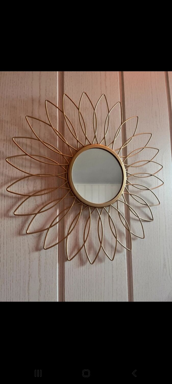 Sun mirror in gilded metal
