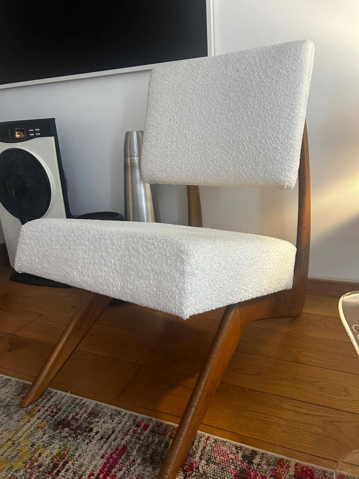 Paire de fauteuils en noyer Adrian Pearshall