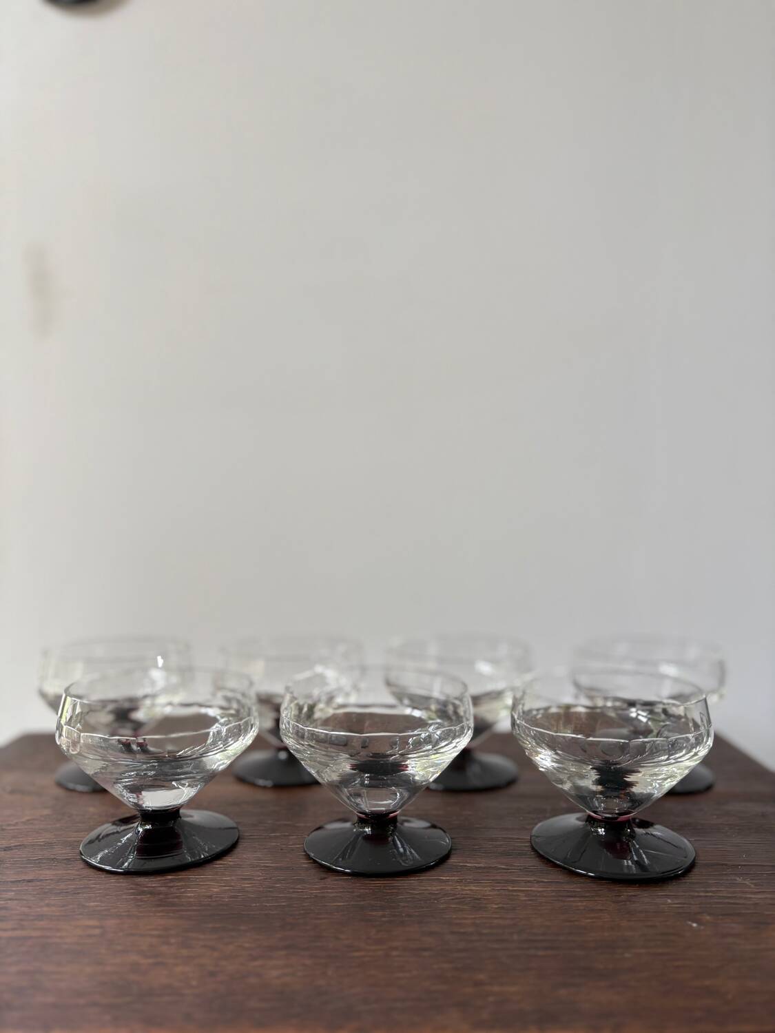 Lot de 8 coupes à champagne Art déco années 30-40 Pieds coloris grenat Verr