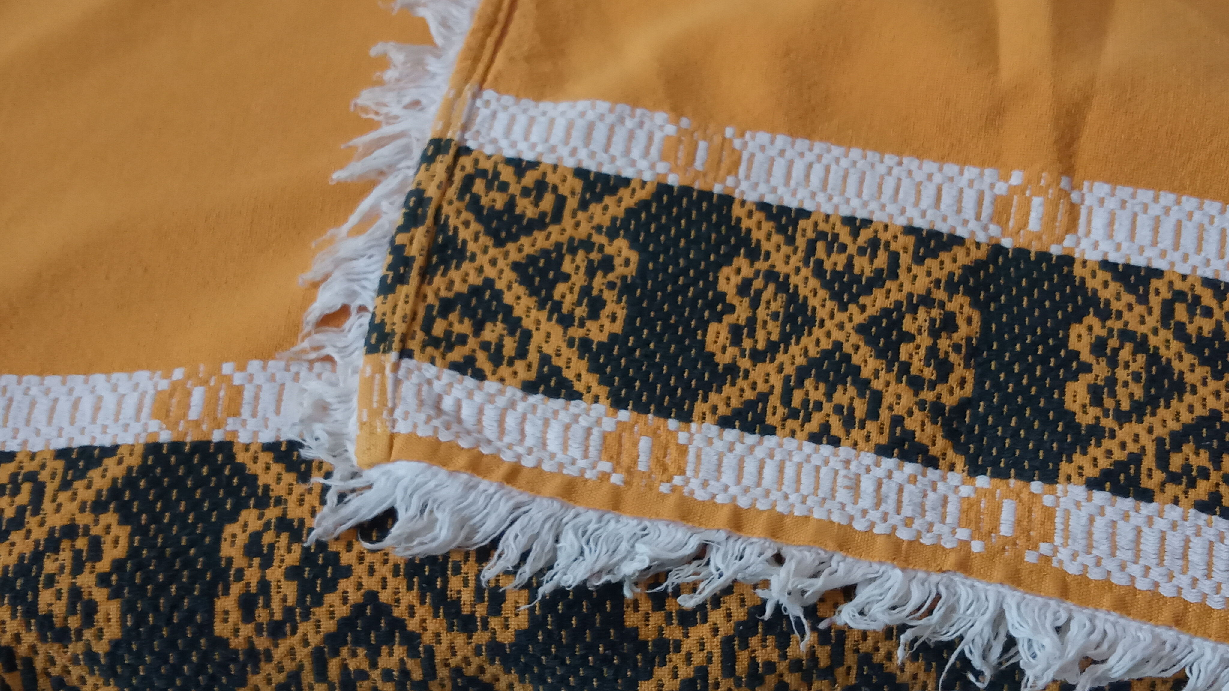 Nappe vintage jaune et noir 140×180cm