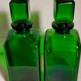 Duo de flacons-carafes en verre vert vintages