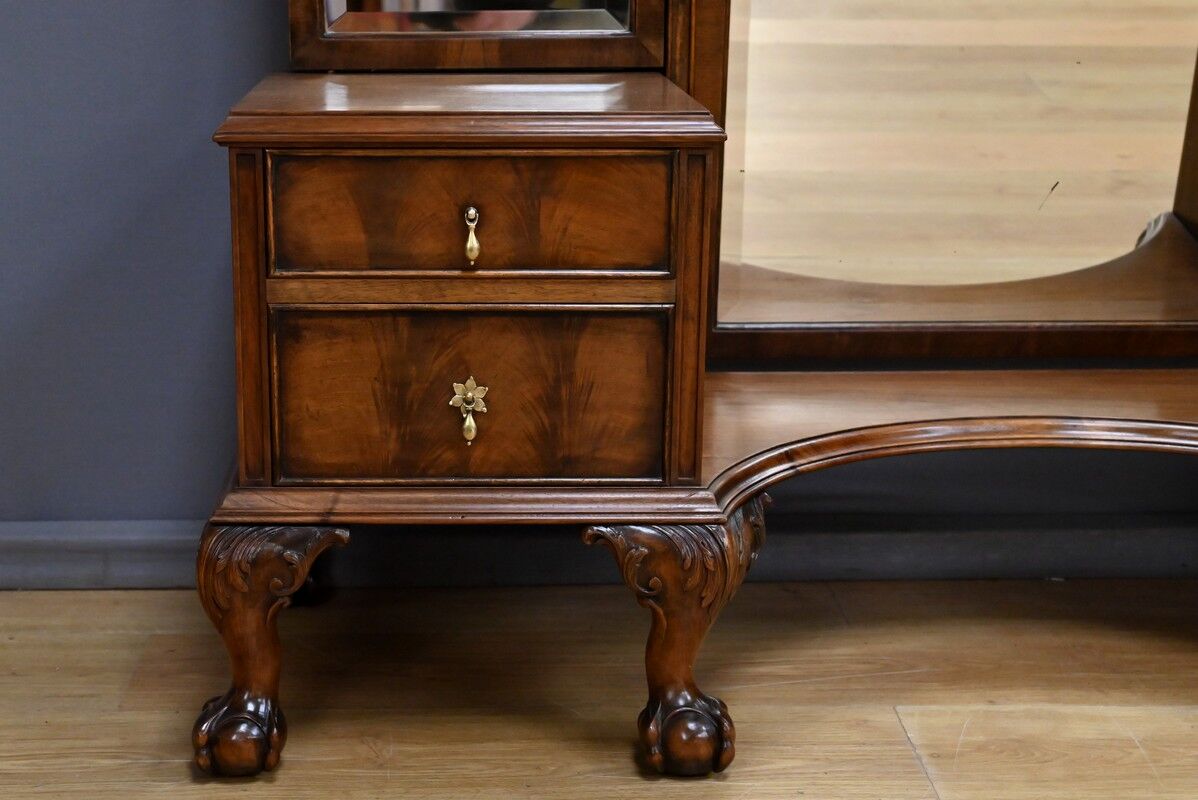 Walnut dressing table, Chippendale style, England – 1930