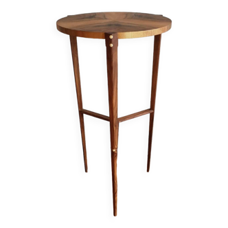 Pedestal table