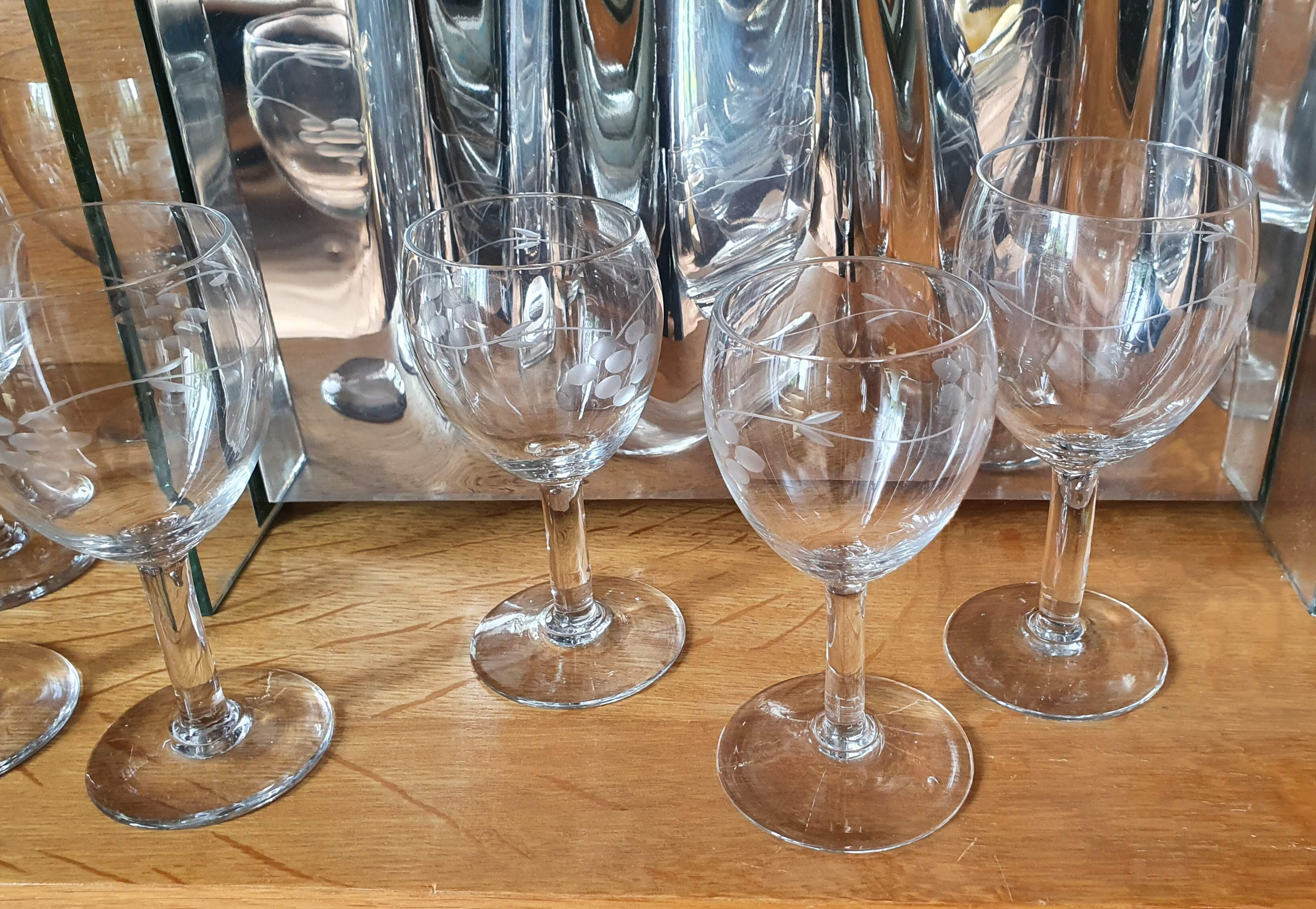 Lot de 10 verres et un pichet en verre gravé
