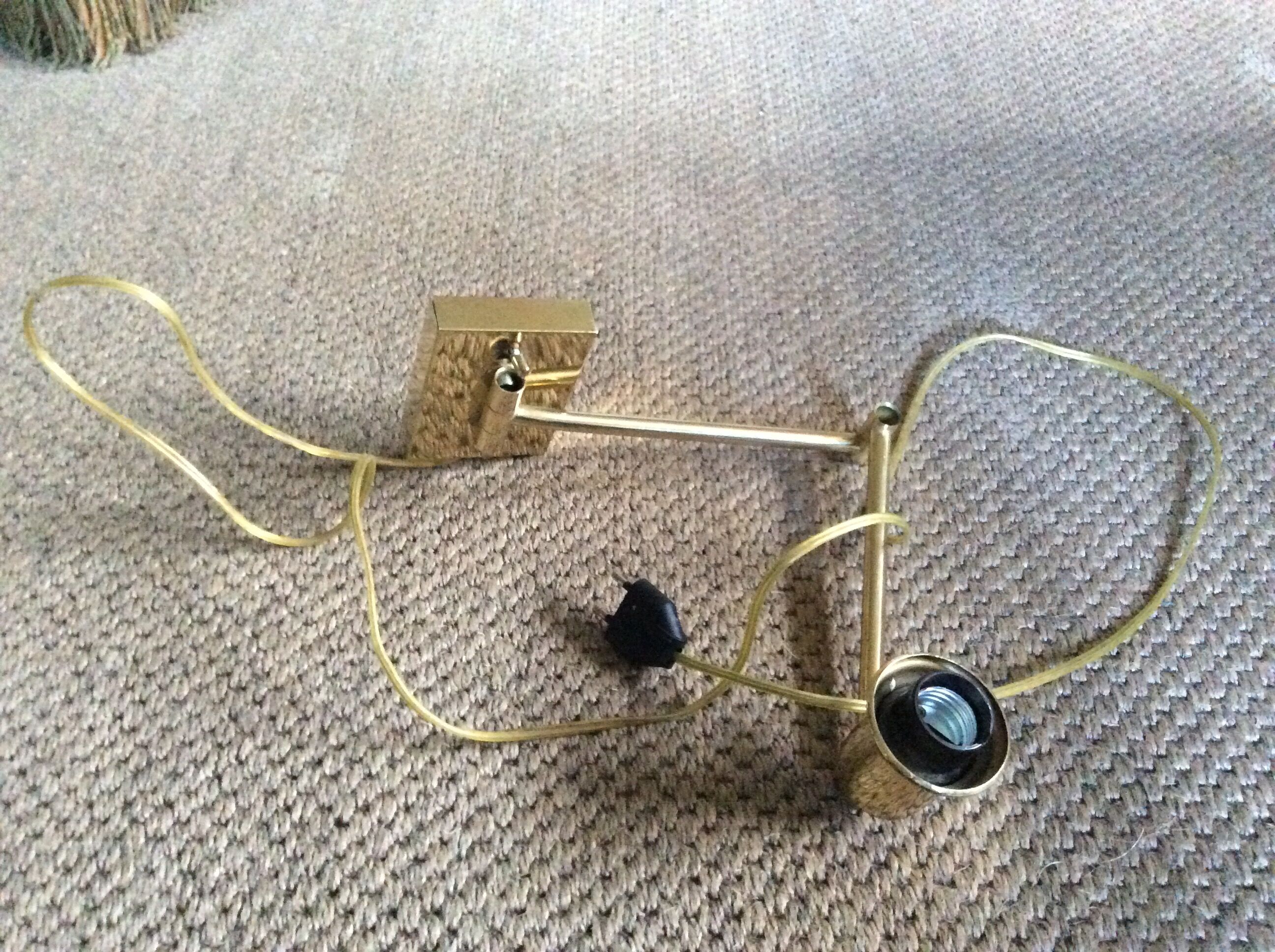 Wall lamp in gold metal