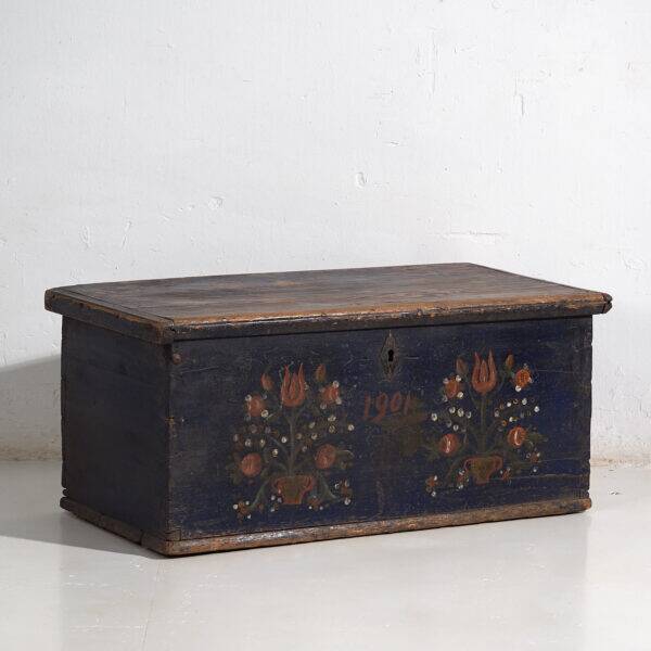 Antique trunk with floral motifs (Year 1901)