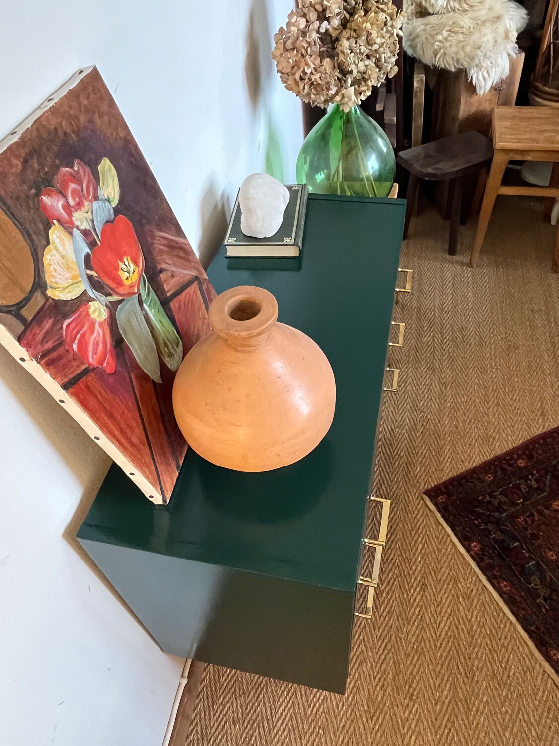 Commode vintage verte poignées dorées et pieds fuseaux