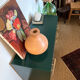 Commode vintage verte poignées dorées et pieds fuseaux