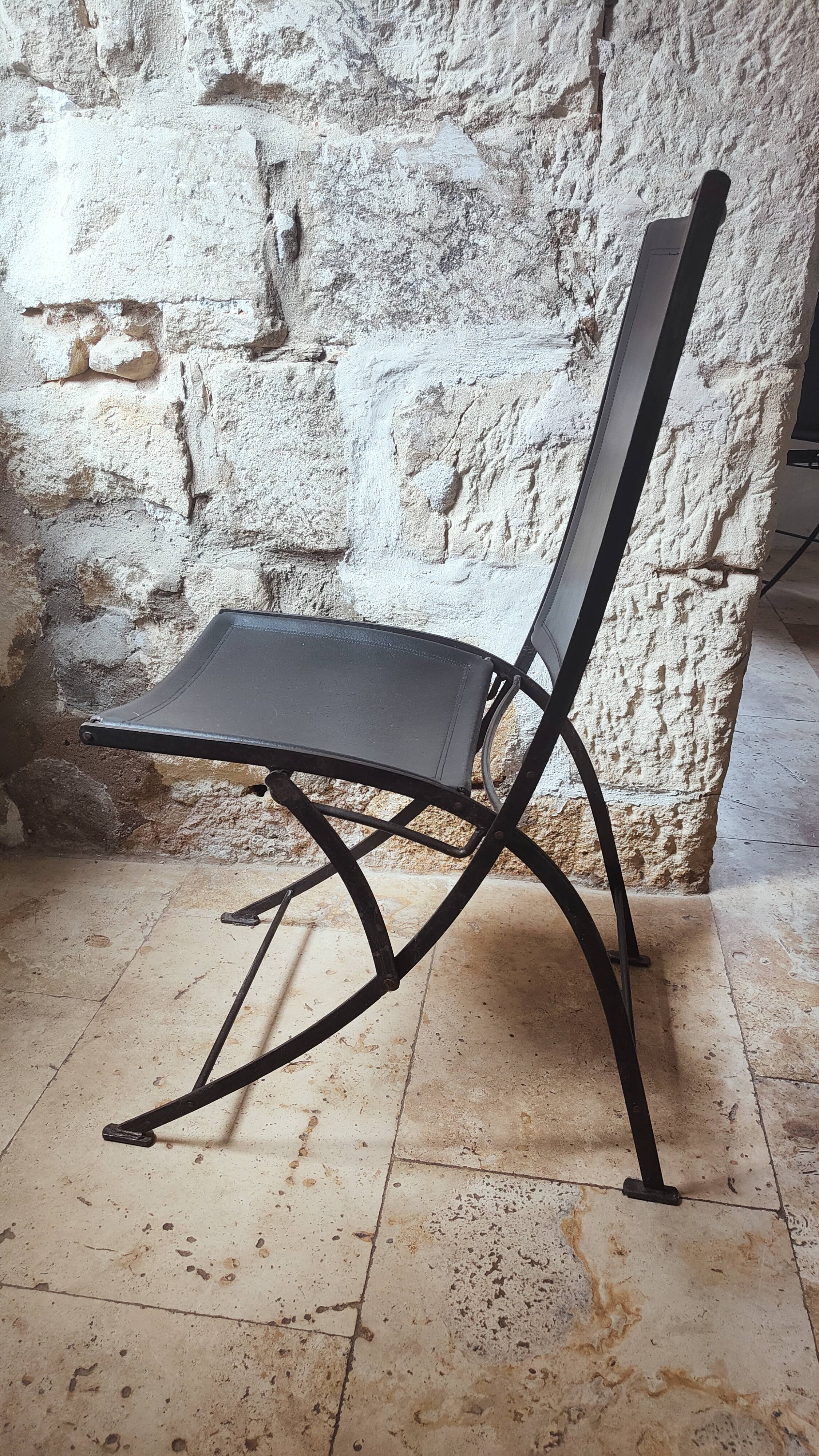 Chaise en cuir et fer forgé