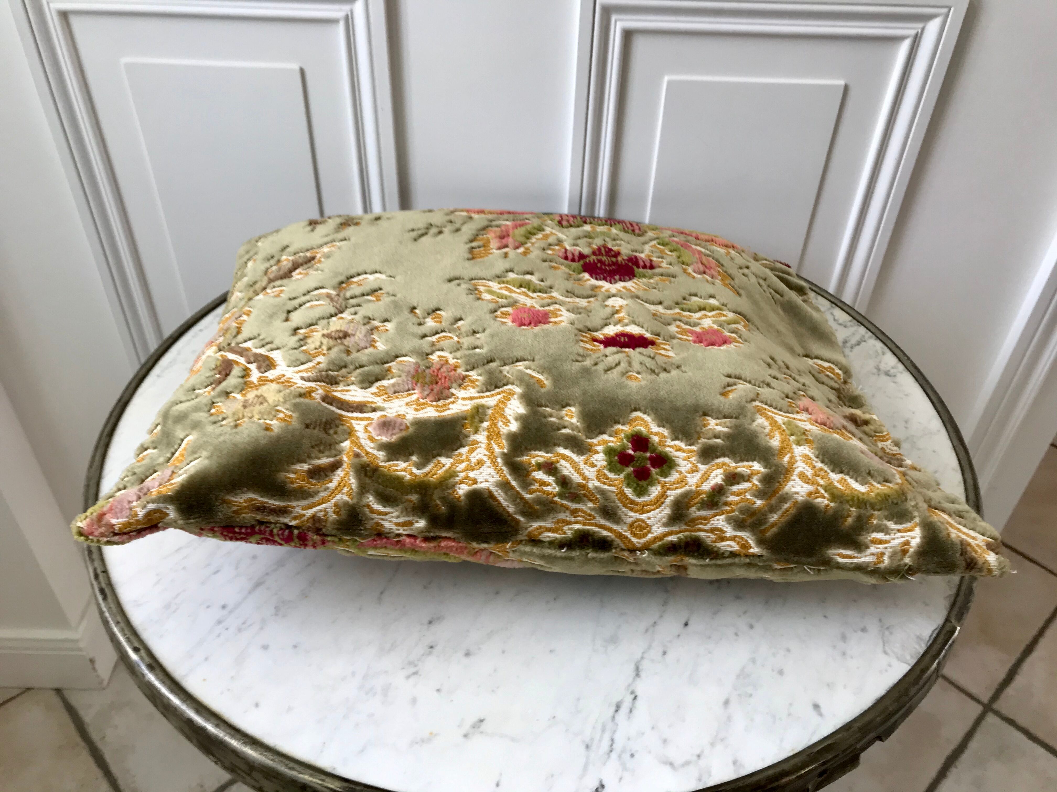 Coussin en velour ras vert sauge années 70