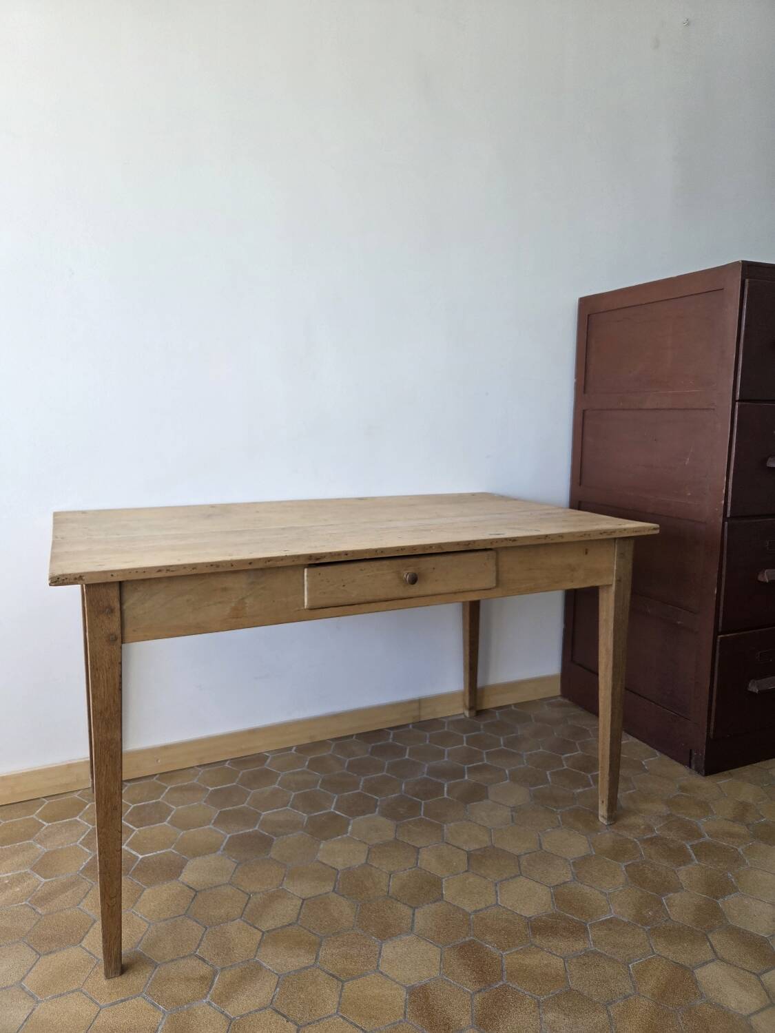 Old farmhouse table for 4/6 people.