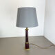 Lampe de table moderniste rouge catalina et tube en laiton, italie, années 1960