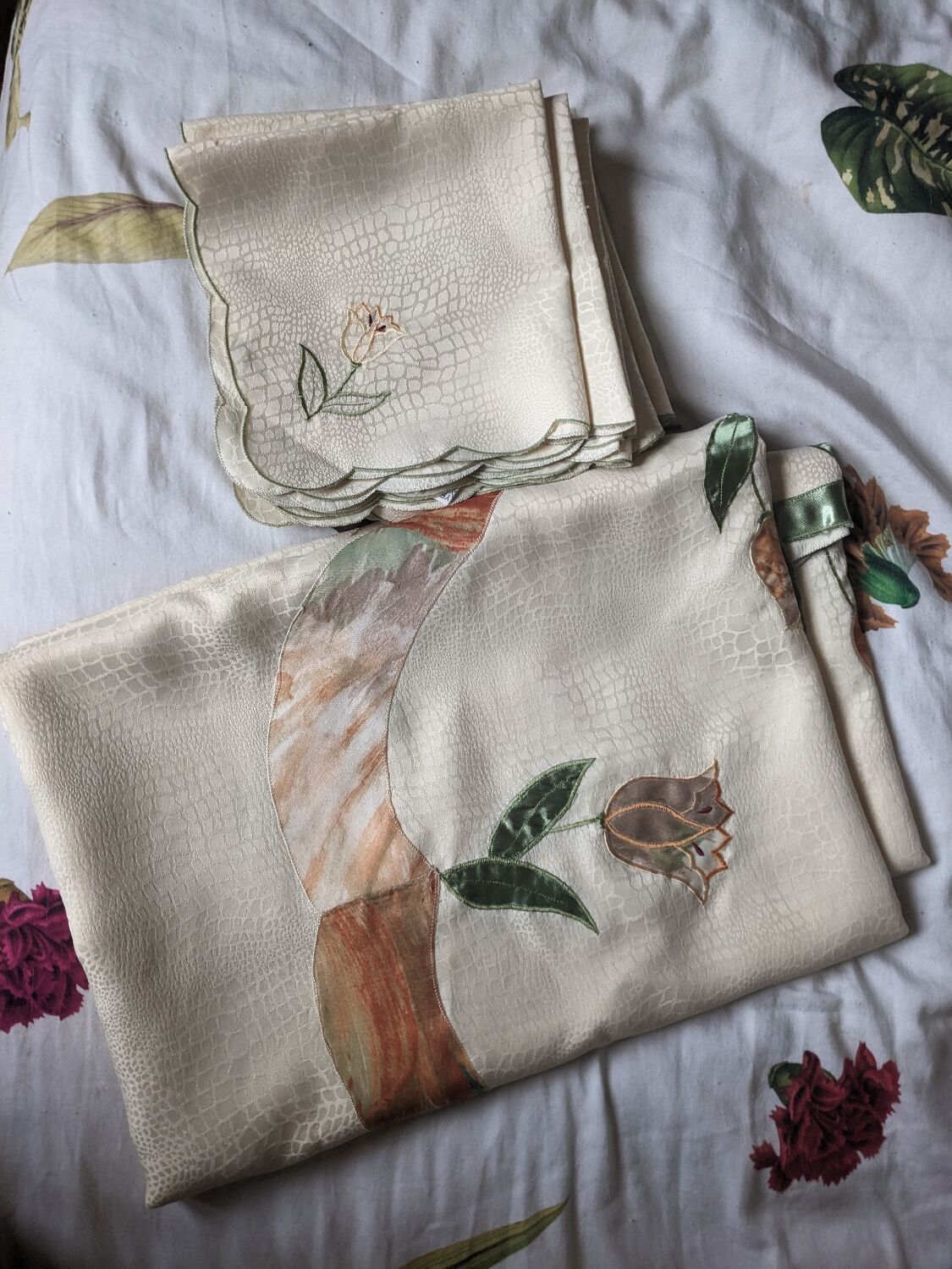 Tablecloth and napkins with a spring theme, vintage tulips, new polyester.