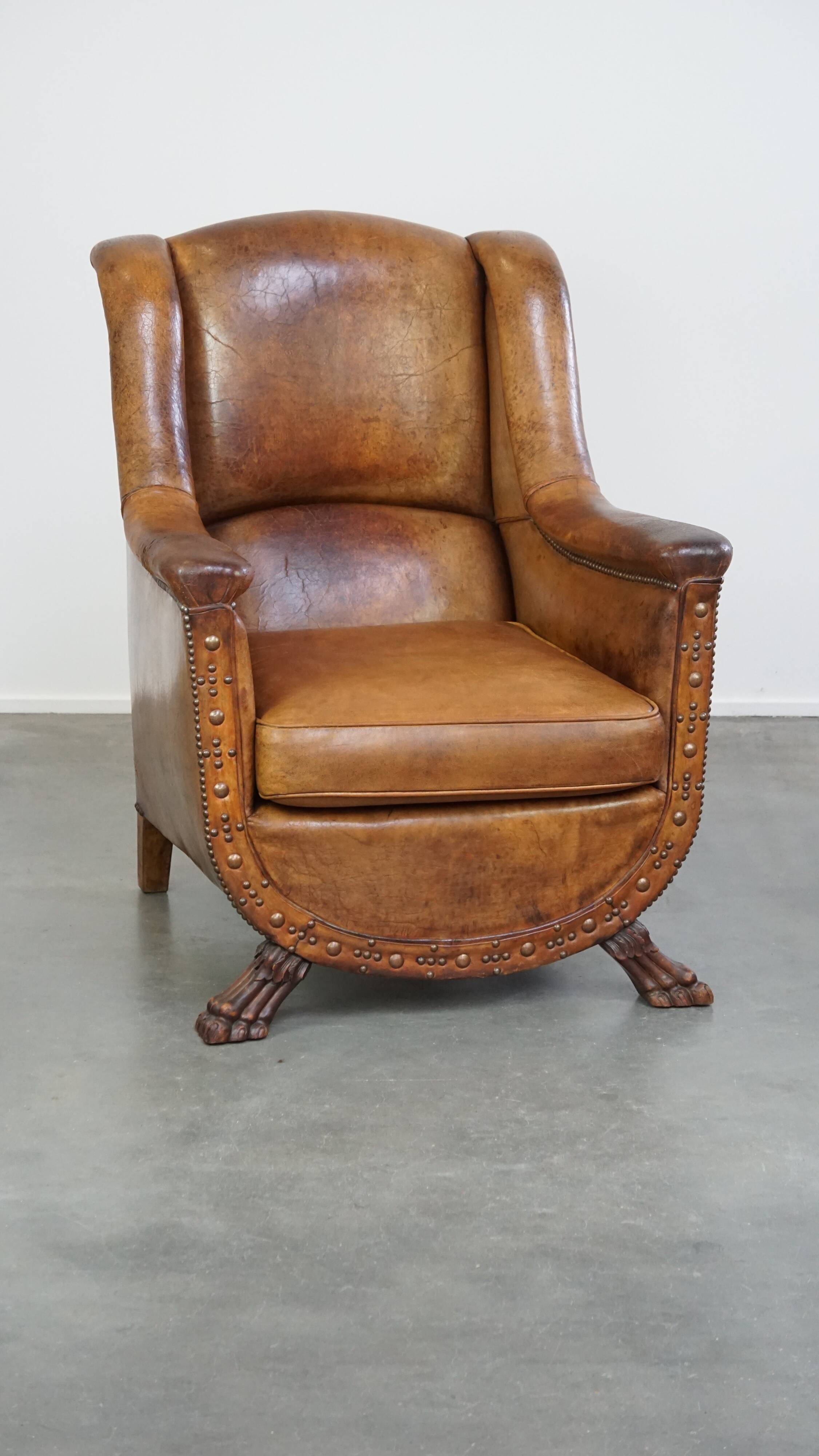 Fauteuil en cuir de mouton antique caractéristique avec de beaux détails et un design unique